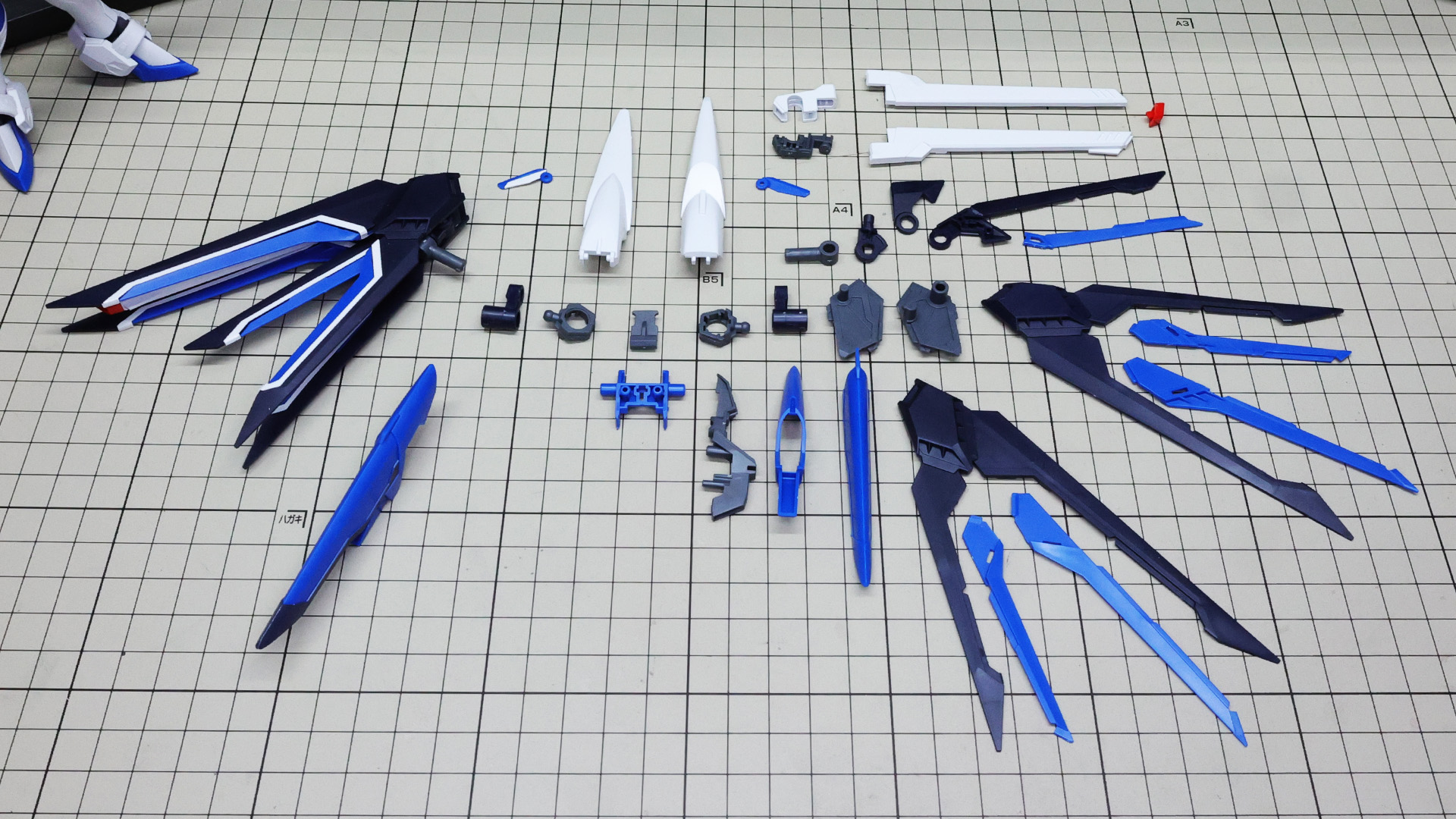 このキットで最大のパーツ群となる背部ウイングユニット。左端が完成した状態のウイングです