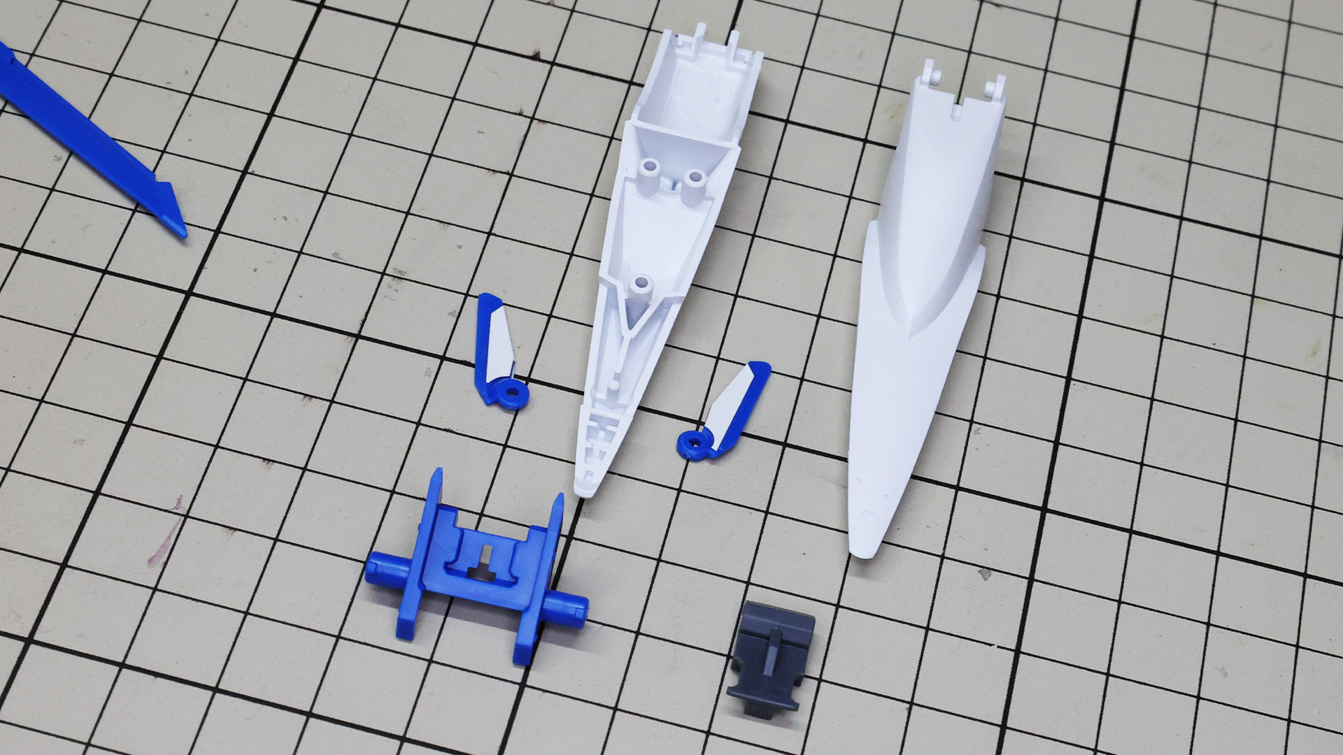 ユニット中央部の変形して機首を構成する部分には小さいウイングがあり、シールでのカラー再現となります