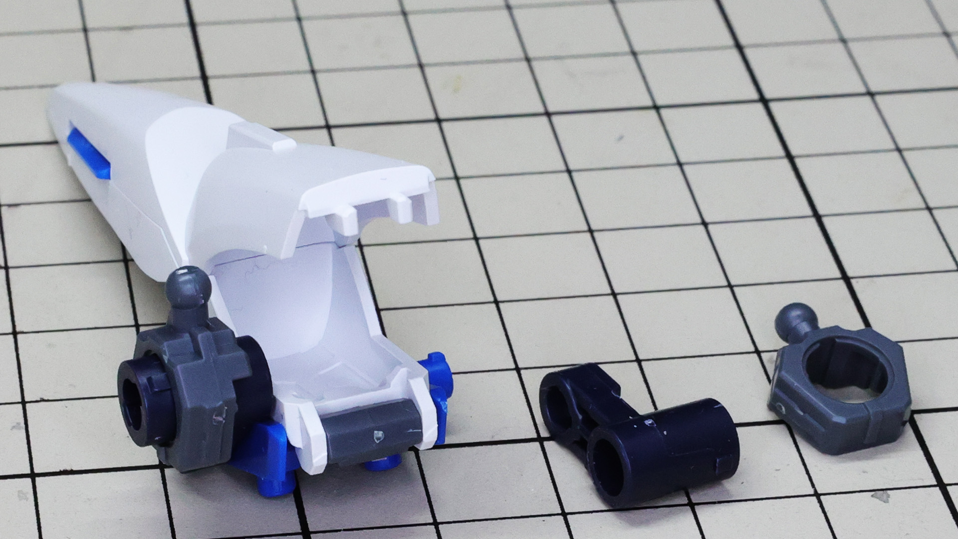 左右のウイングユニットの取り付け基部を組みます。軸には突起があり抜けにくい構造がうれしい！