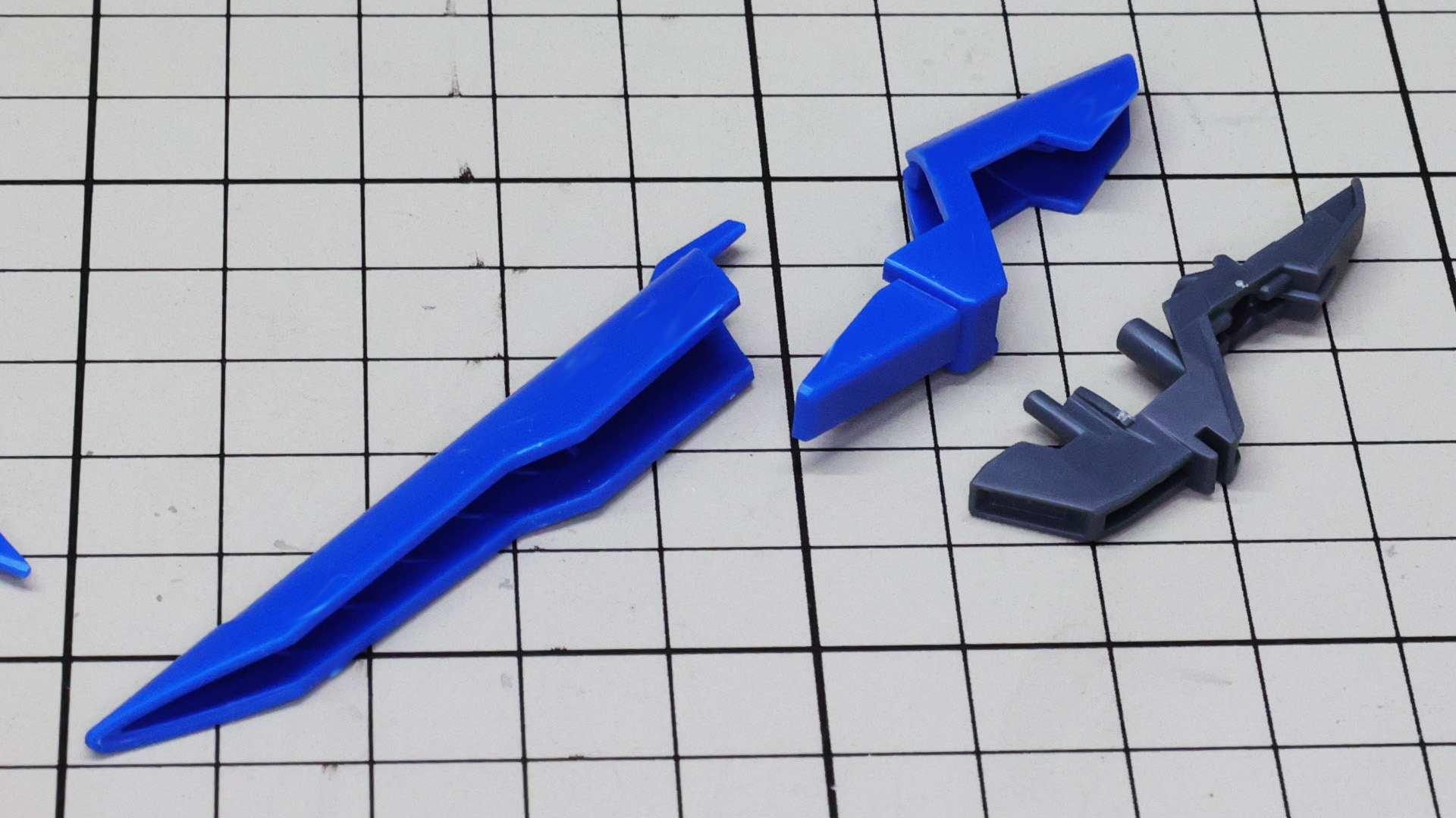 左右ウイングと共に小さいスタビライザー的なパーツを組みます