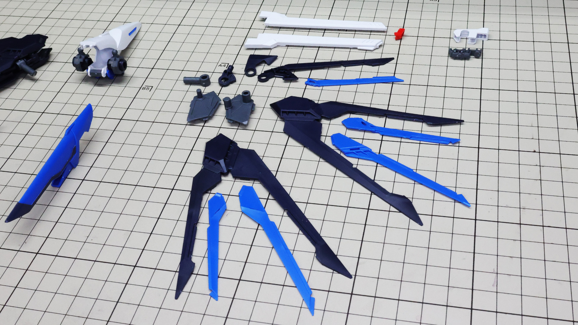 ウイングユニットは黒と青のパーツがお互いのツメで組み合わさります