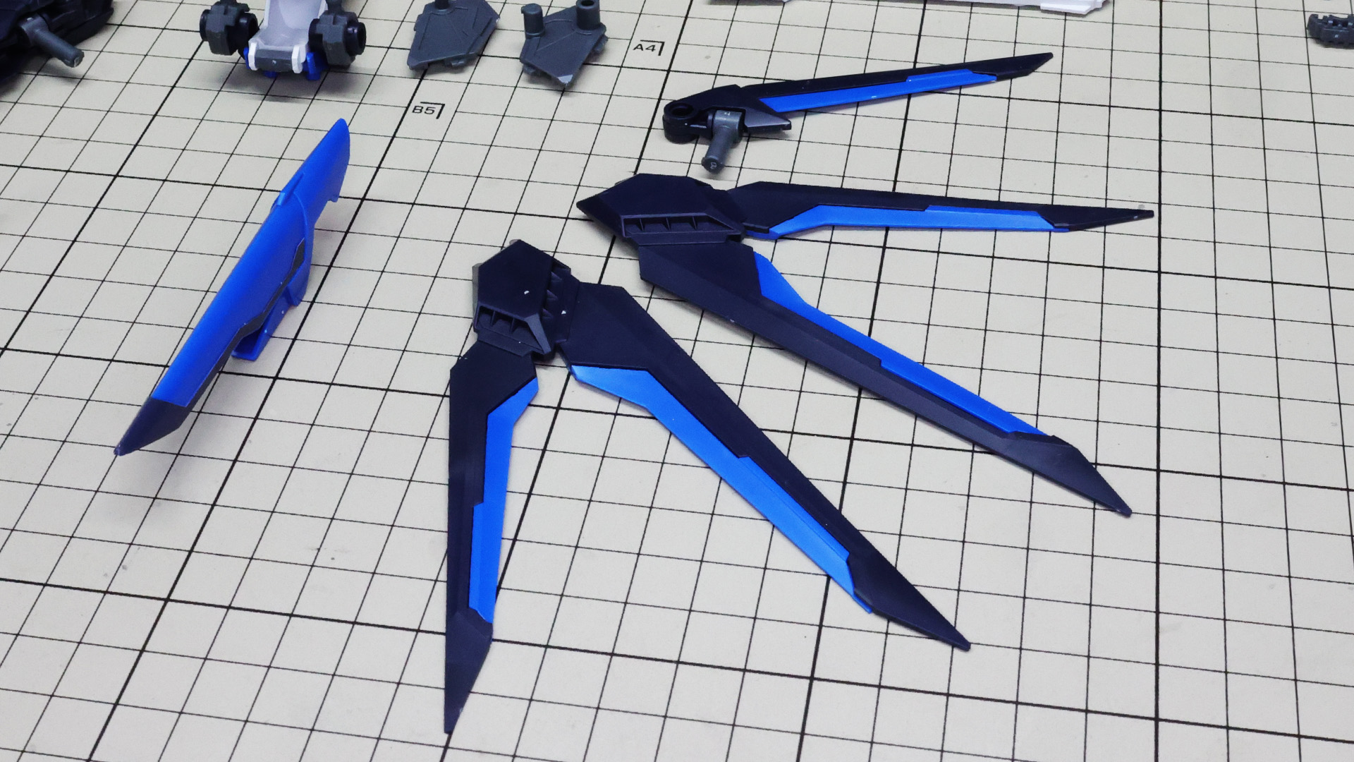 アグニ砲は基部に関節軸を持ったメカフレームを組み込みます