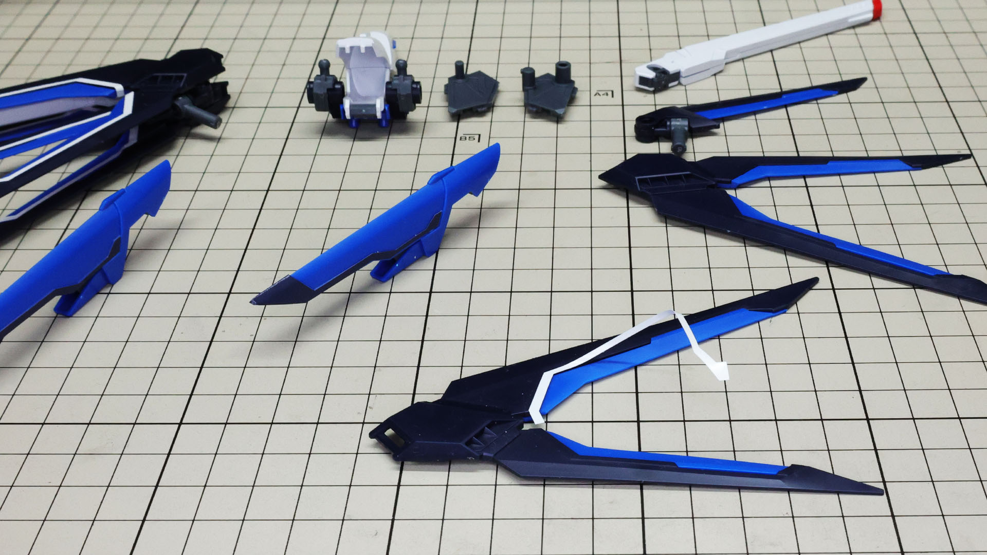 白いラインシールを全てのウイングに貼りこみます