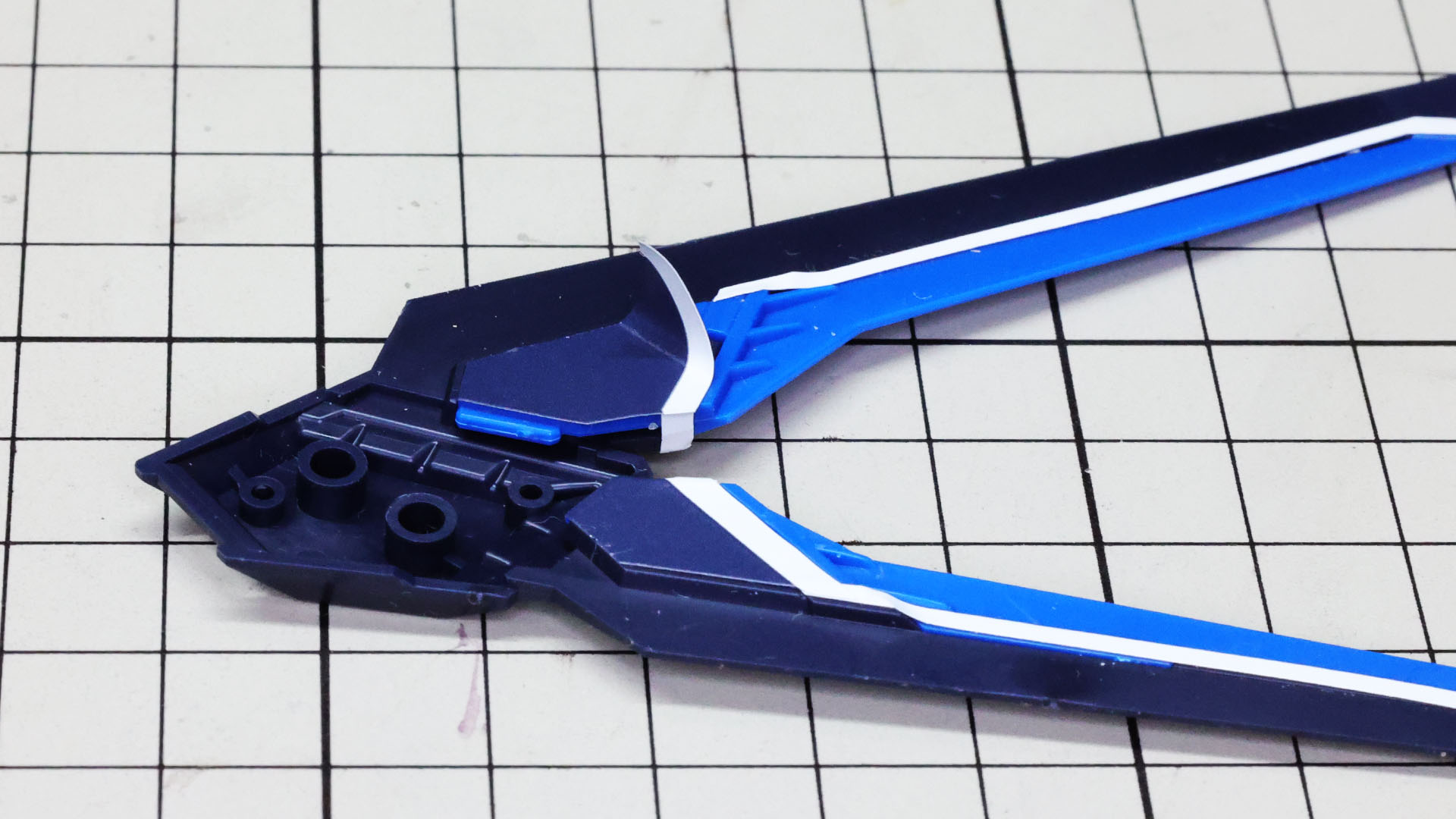 各ウイング基部の内側になる推進機的なディテールもシールでのカラー再現となります