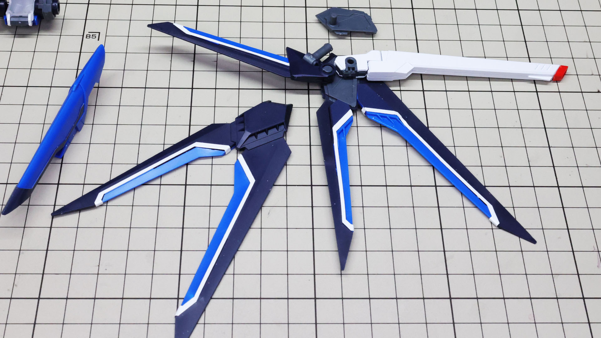 完成した各ウイングとアグニ砲を基部に組み込んでいきます