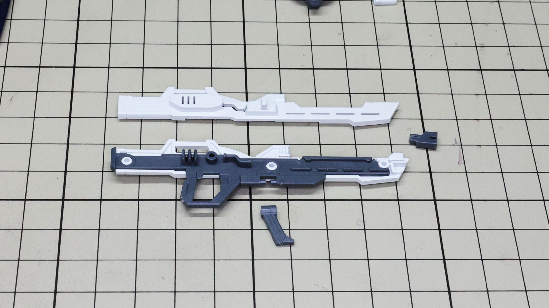 メカフレームの芯を白い外装に埋め込みます