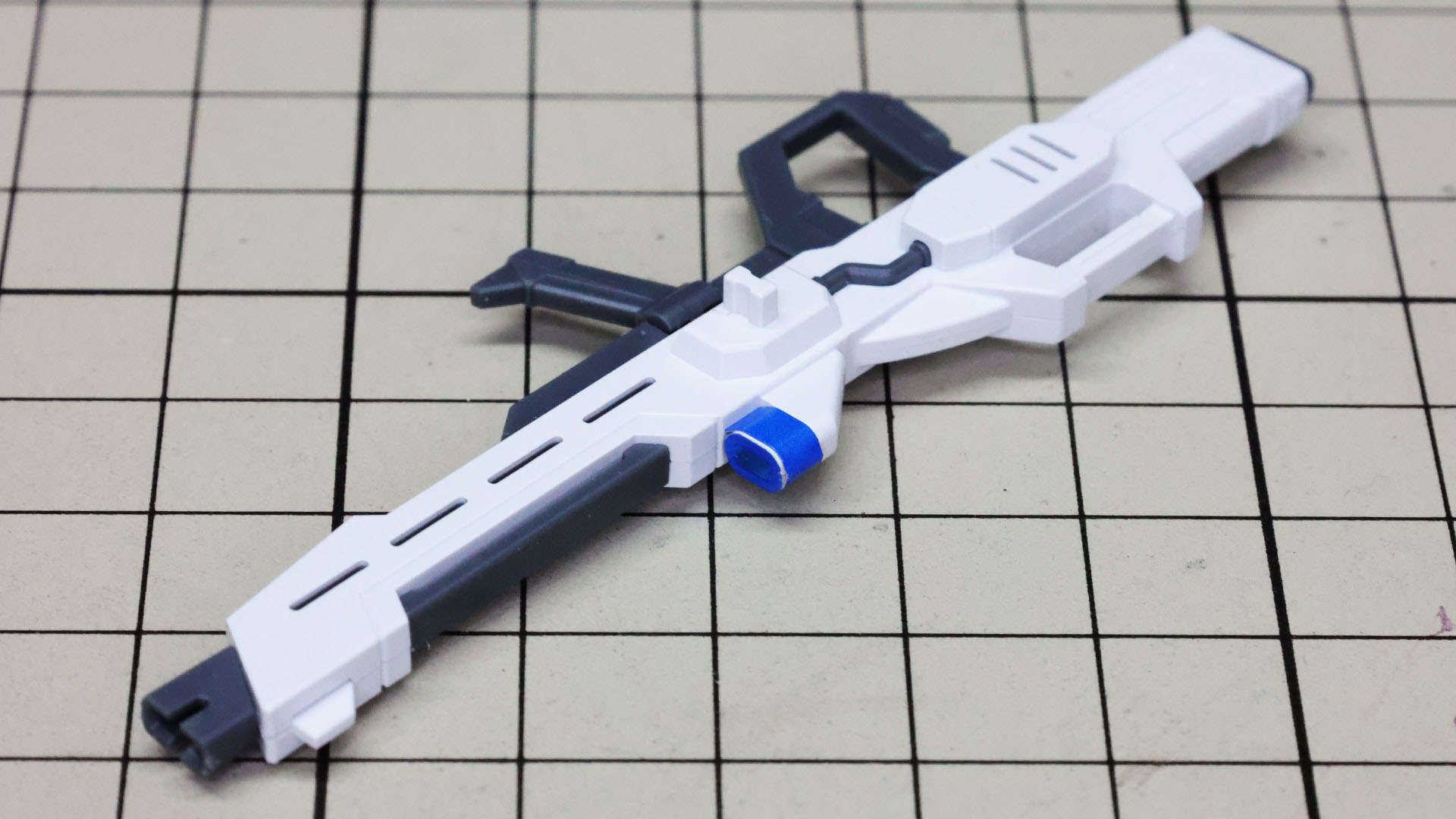 上部のセンサー、左右のパイプ基部、後部などに青いシールを貼りこんでいきます