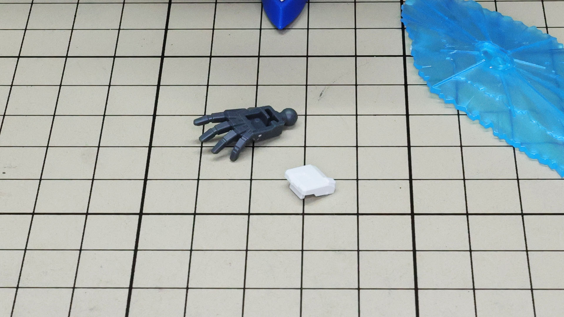 ここで平手に甲のパーツを組付けました