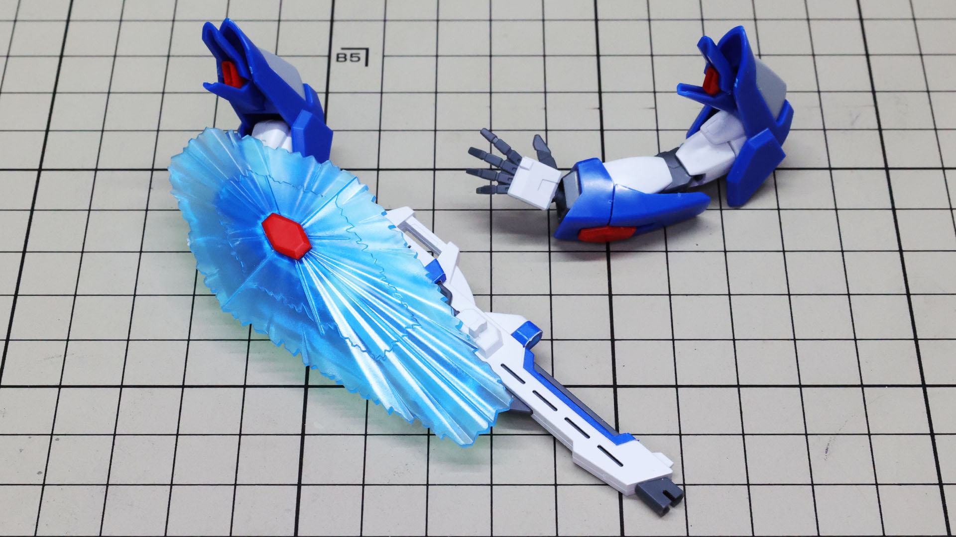 ビームシールドは1枚。どちらの腕にも付けられます