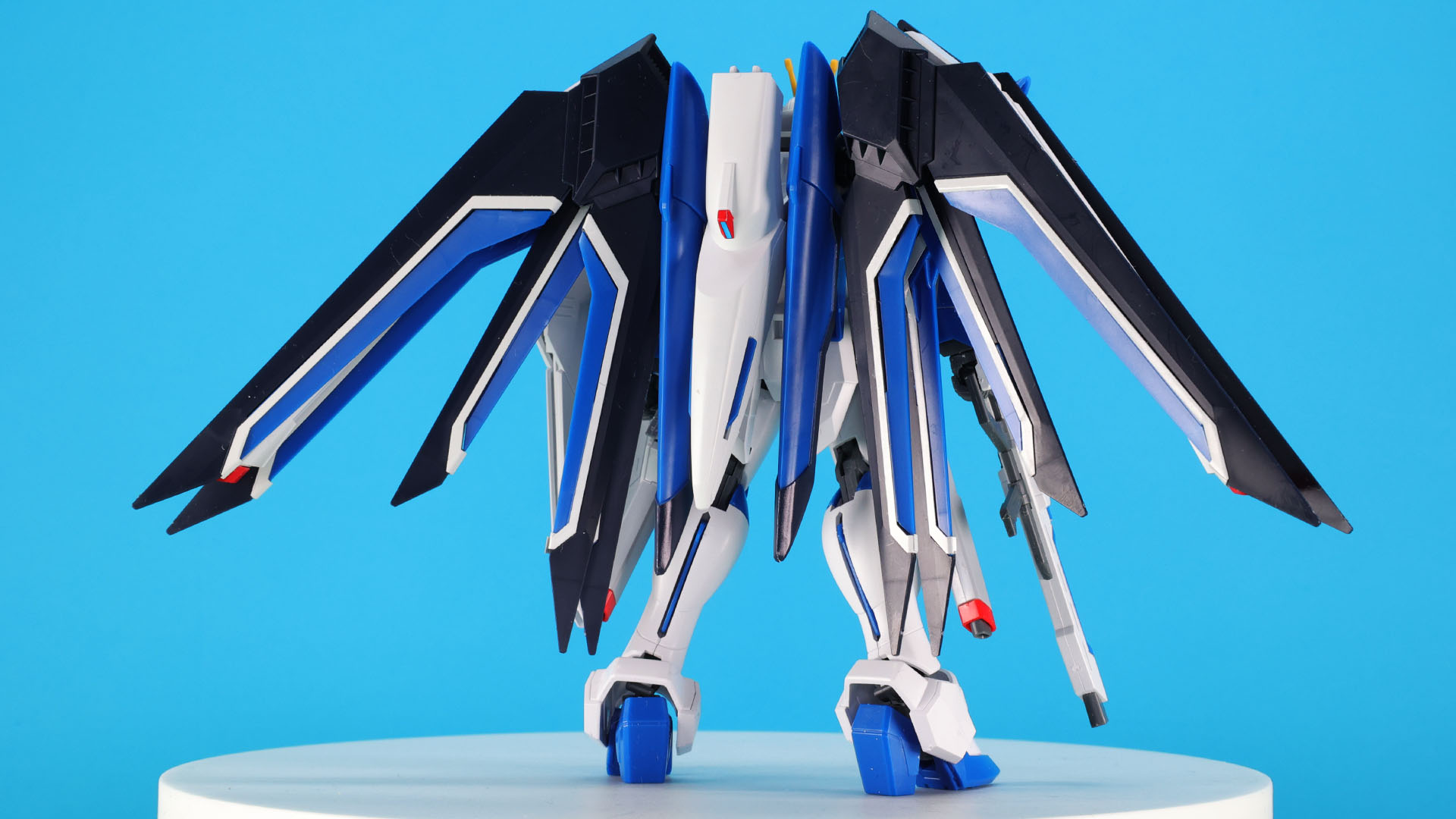 フリーダムガンダムの特徴であるウイングを継承