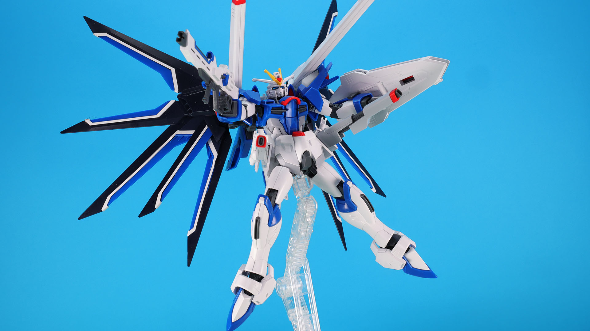 背面にあるアグニ砲、腰のレールガン、ビームライフルを一斉射！