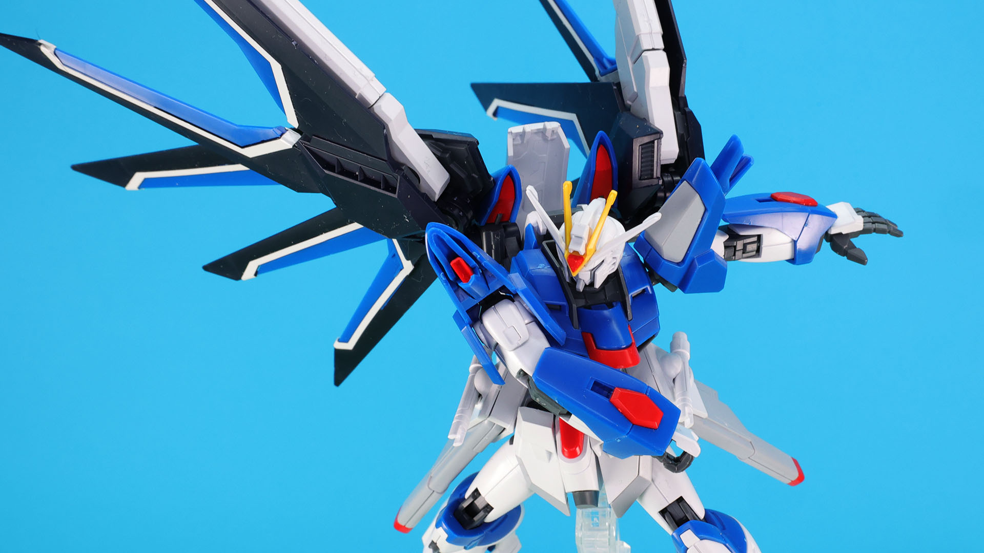 ビームサーベルは腰部左右のサイドアーマーに装備される