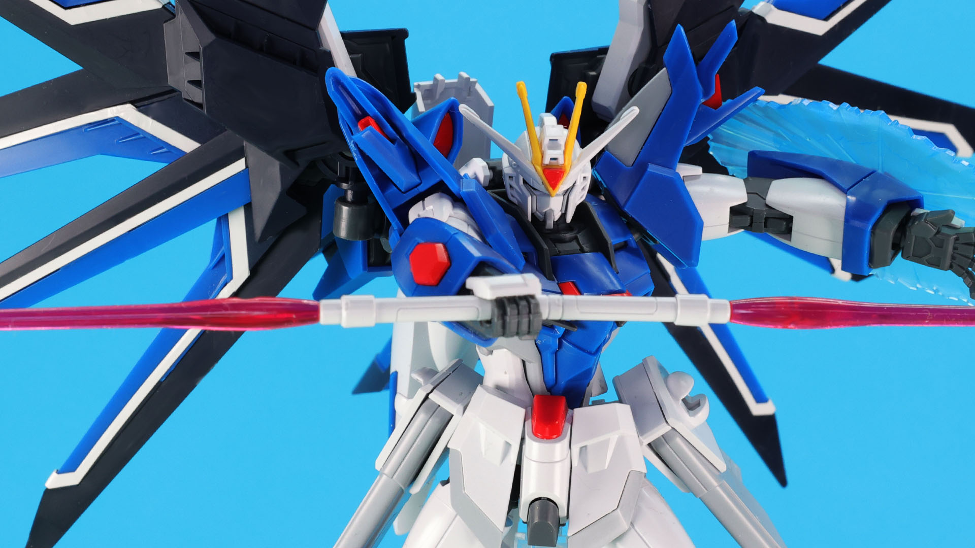 連結したビームサーベルとビームシールドを展開！