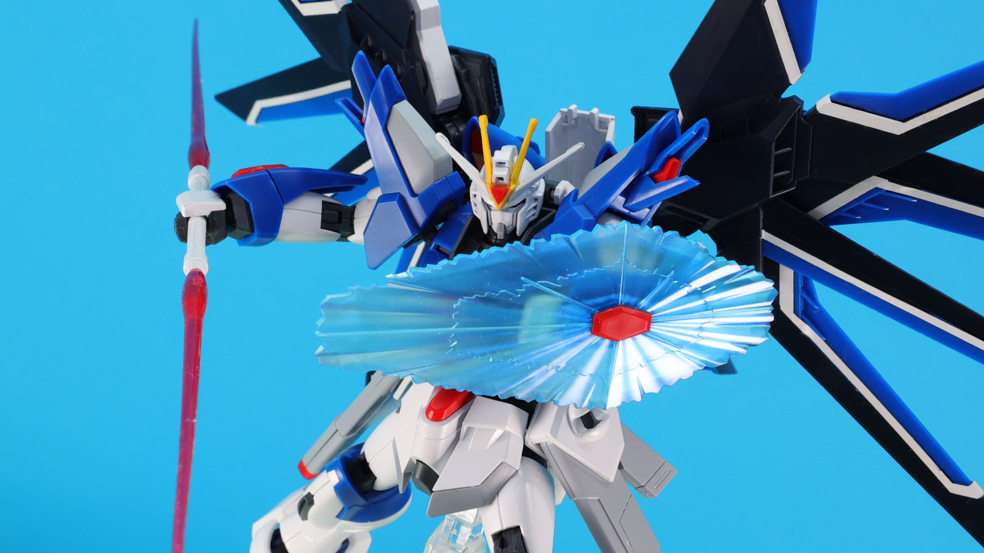 連結したビームサーベルとビームシールドを展開！