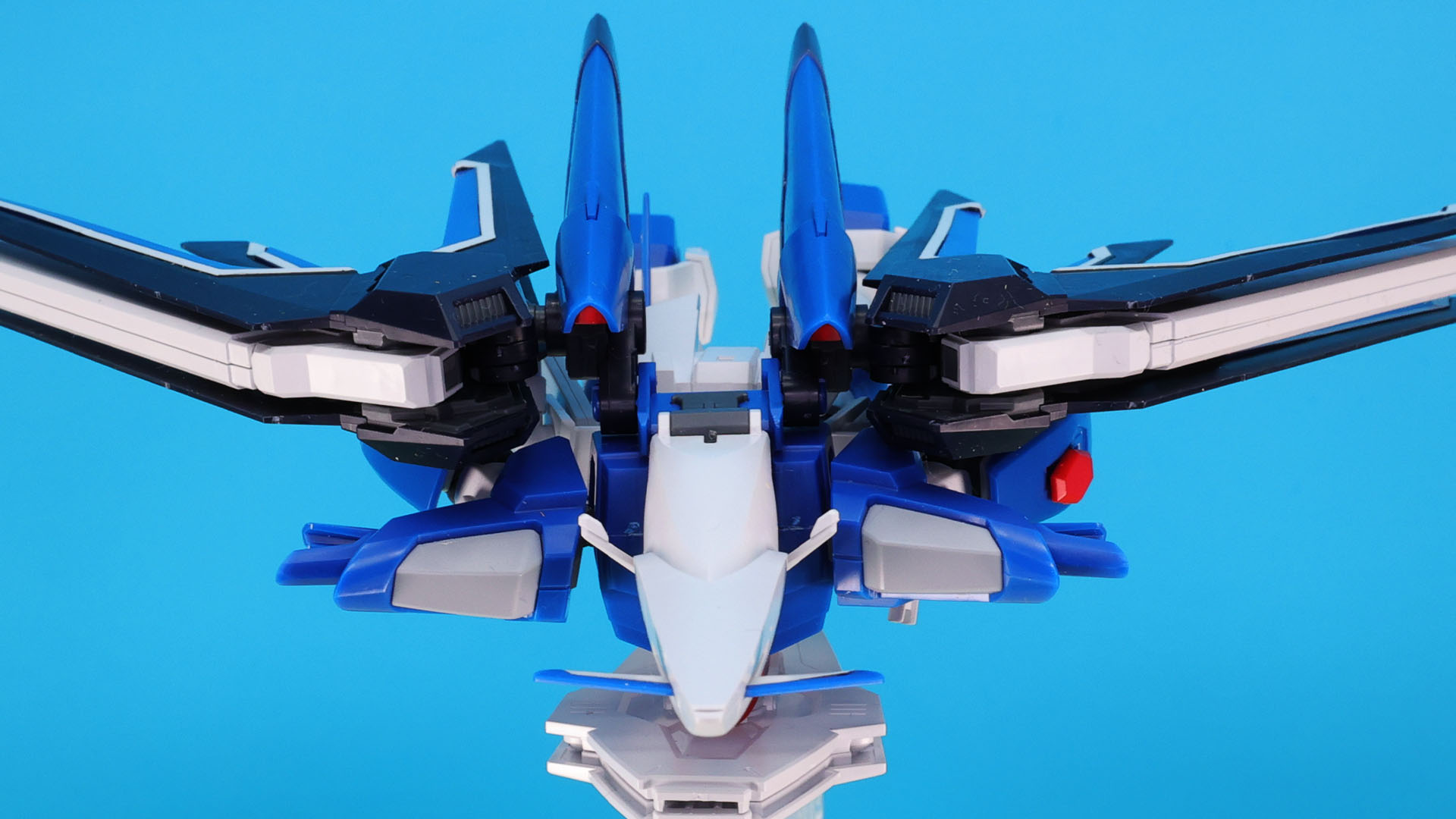 機体下部にはシールドとそれに接続されたビームライフルを装備できる