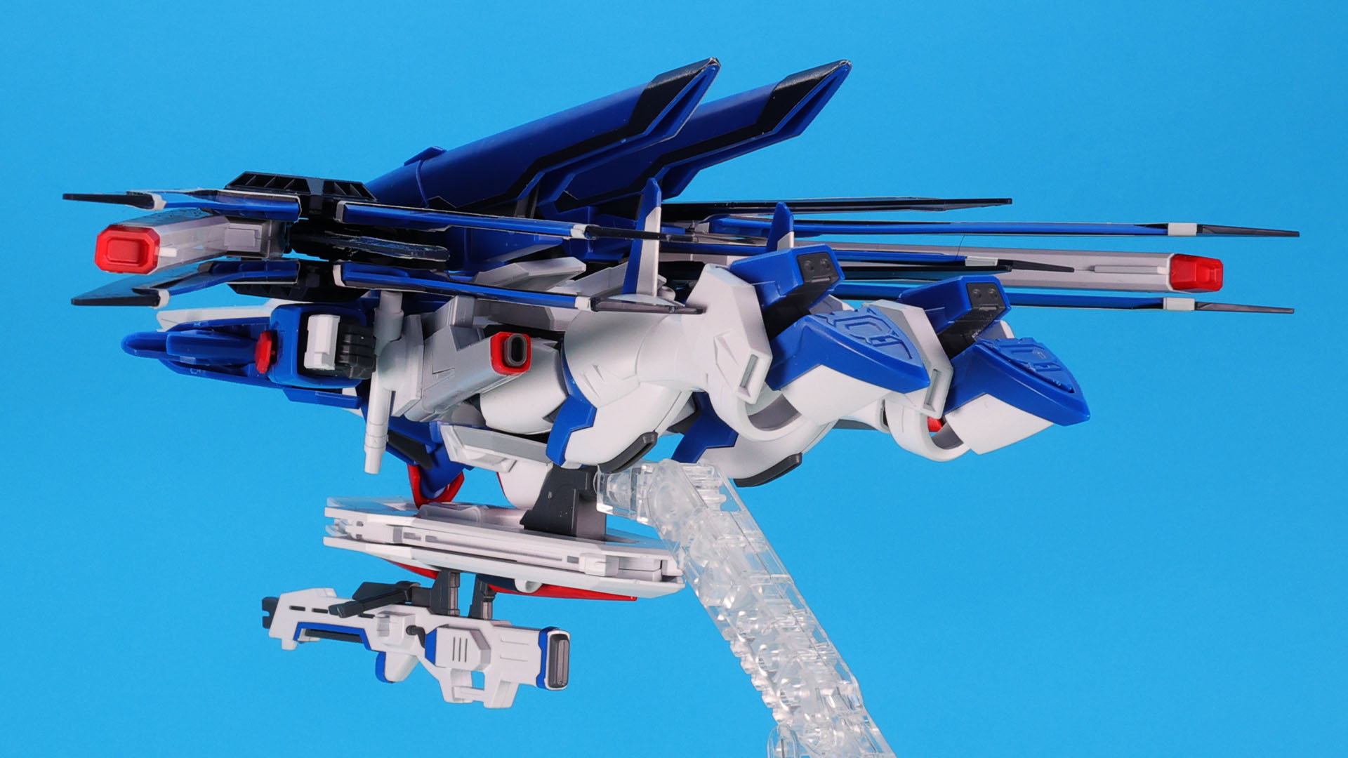 機体下部にはシールドとそれに接続されたビームライフルを装備できる