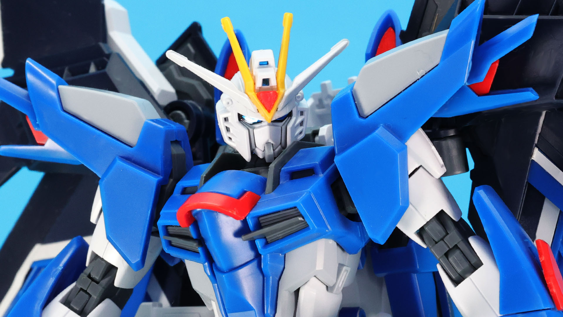 睨みつけるような表情を持つライジングフリーダムガンダム