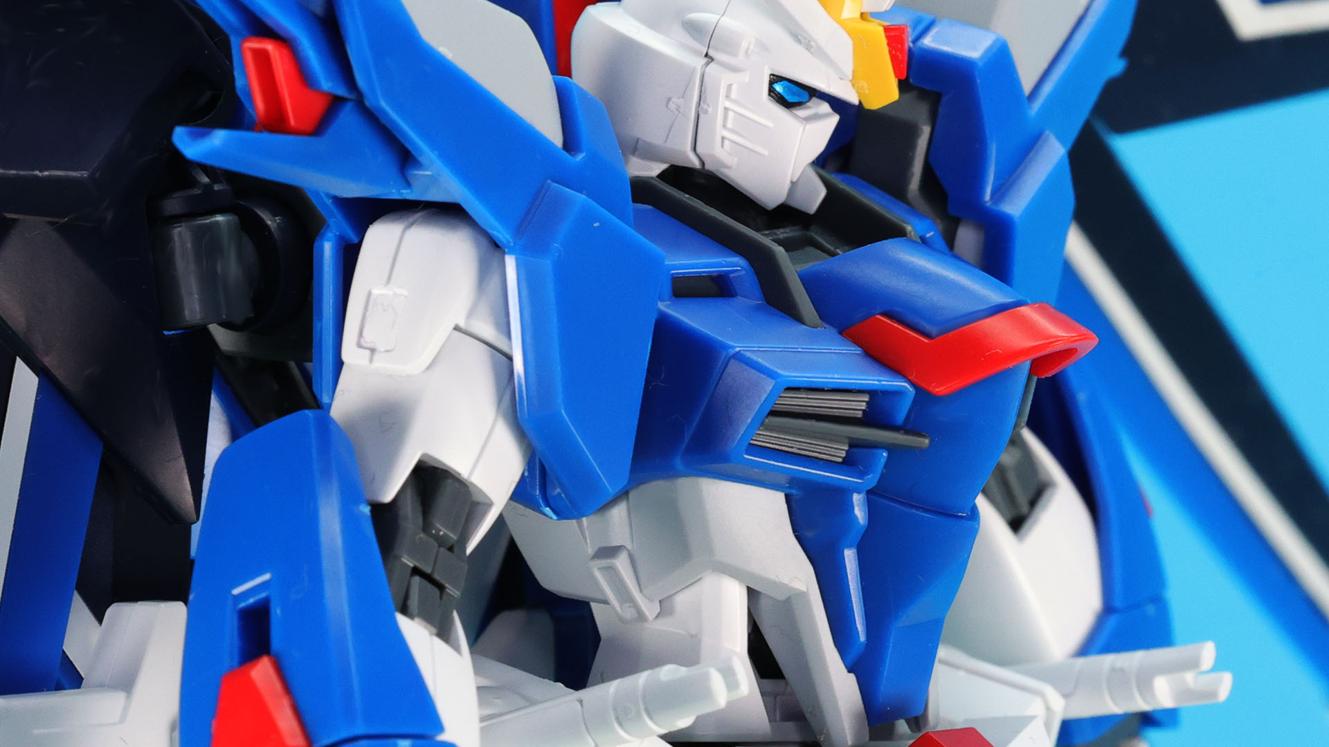 胸部は初代フリーダムガンダムを彷彿とさせるデザイン