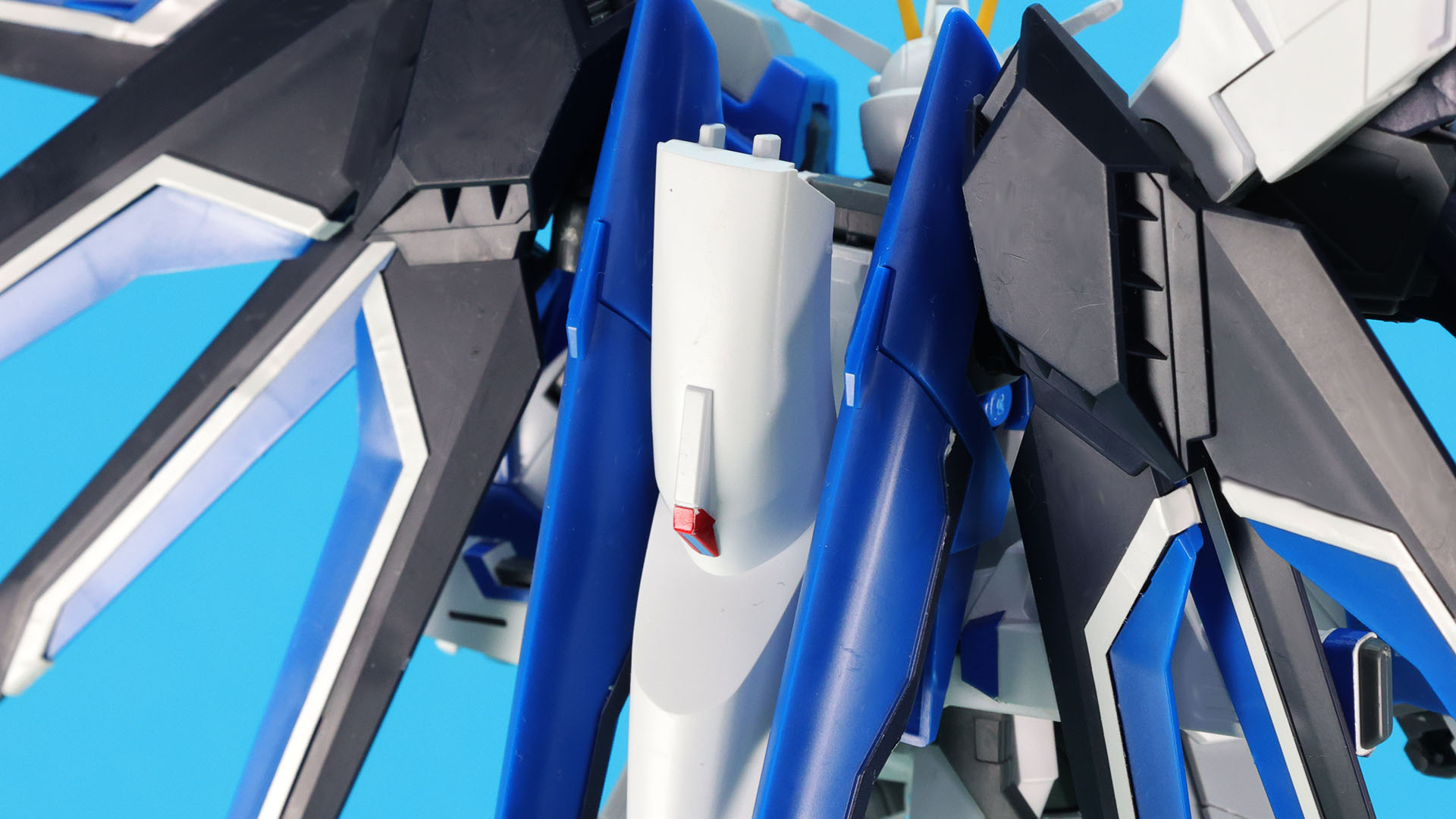 MA形態時に機首となるノーズコーンは背面に折りたたまれる