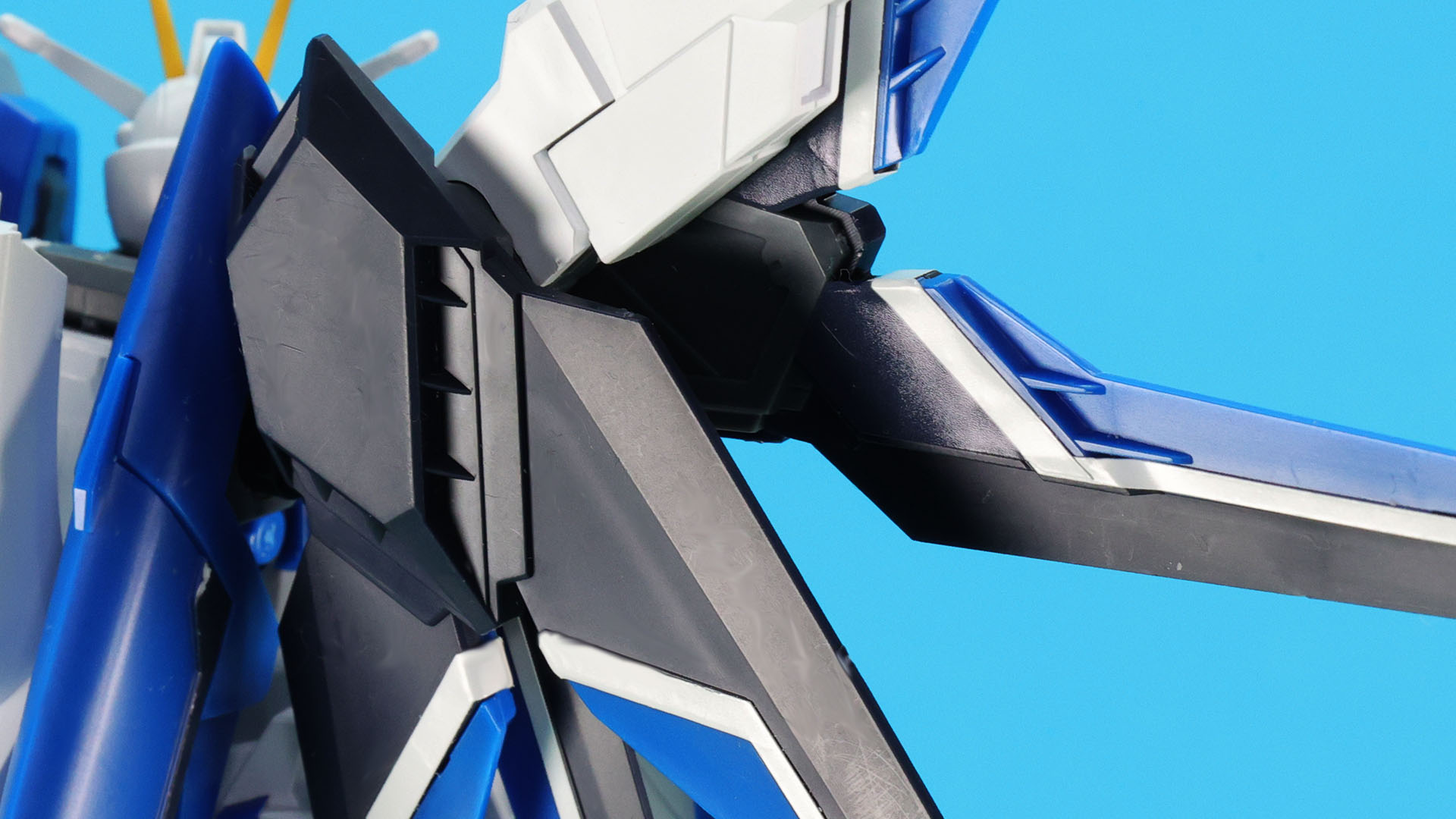 各ウイングは白いラインがアクセントになっている