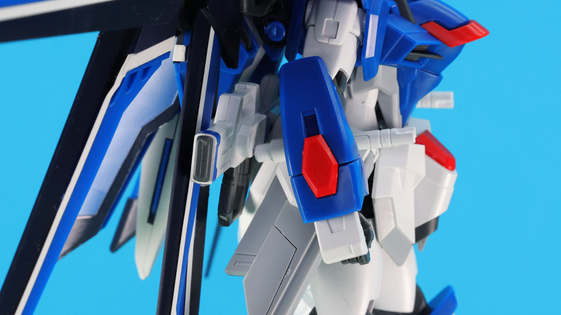 ビームライフルは腰部にマウント可能