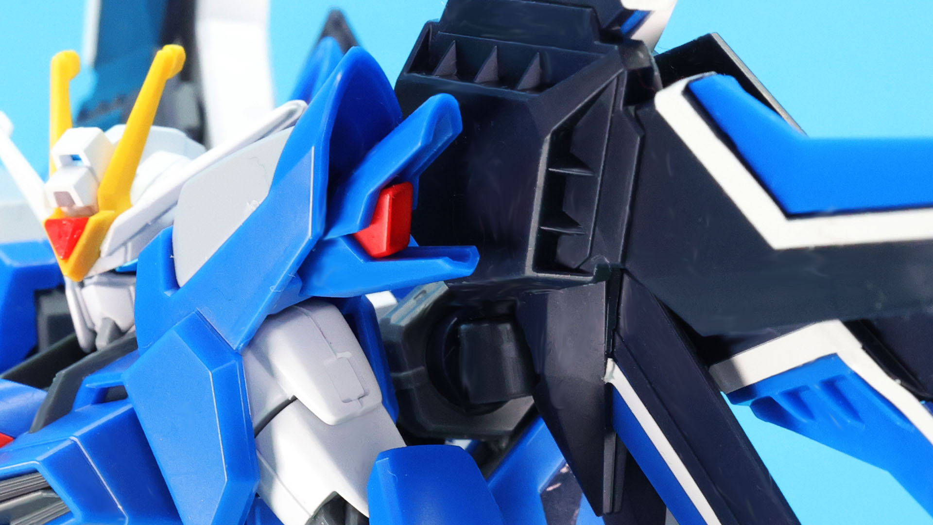 肩口のスラスターは若干上下に可動させられる