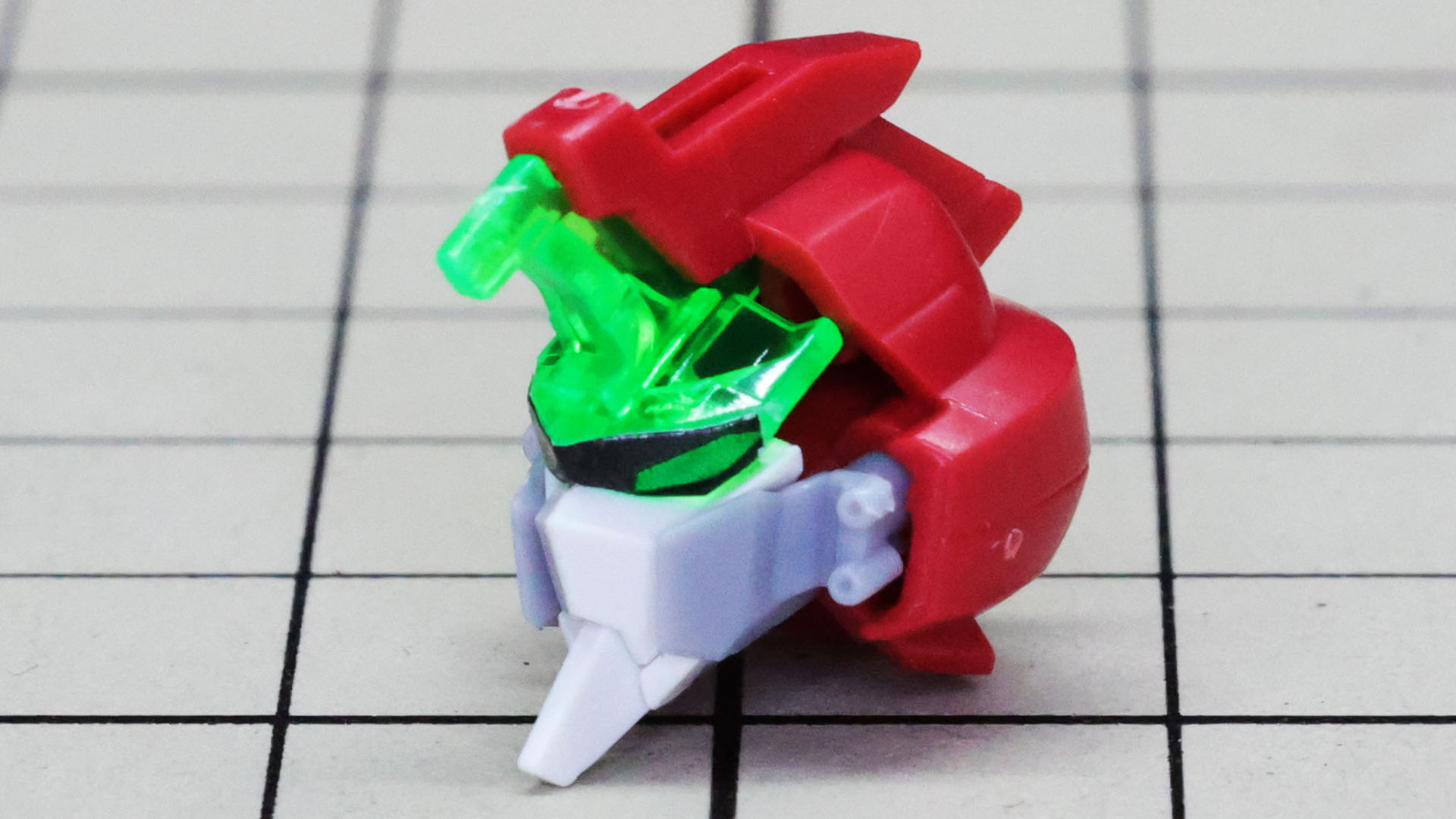 ヘルメット後部に組み込んでいきます