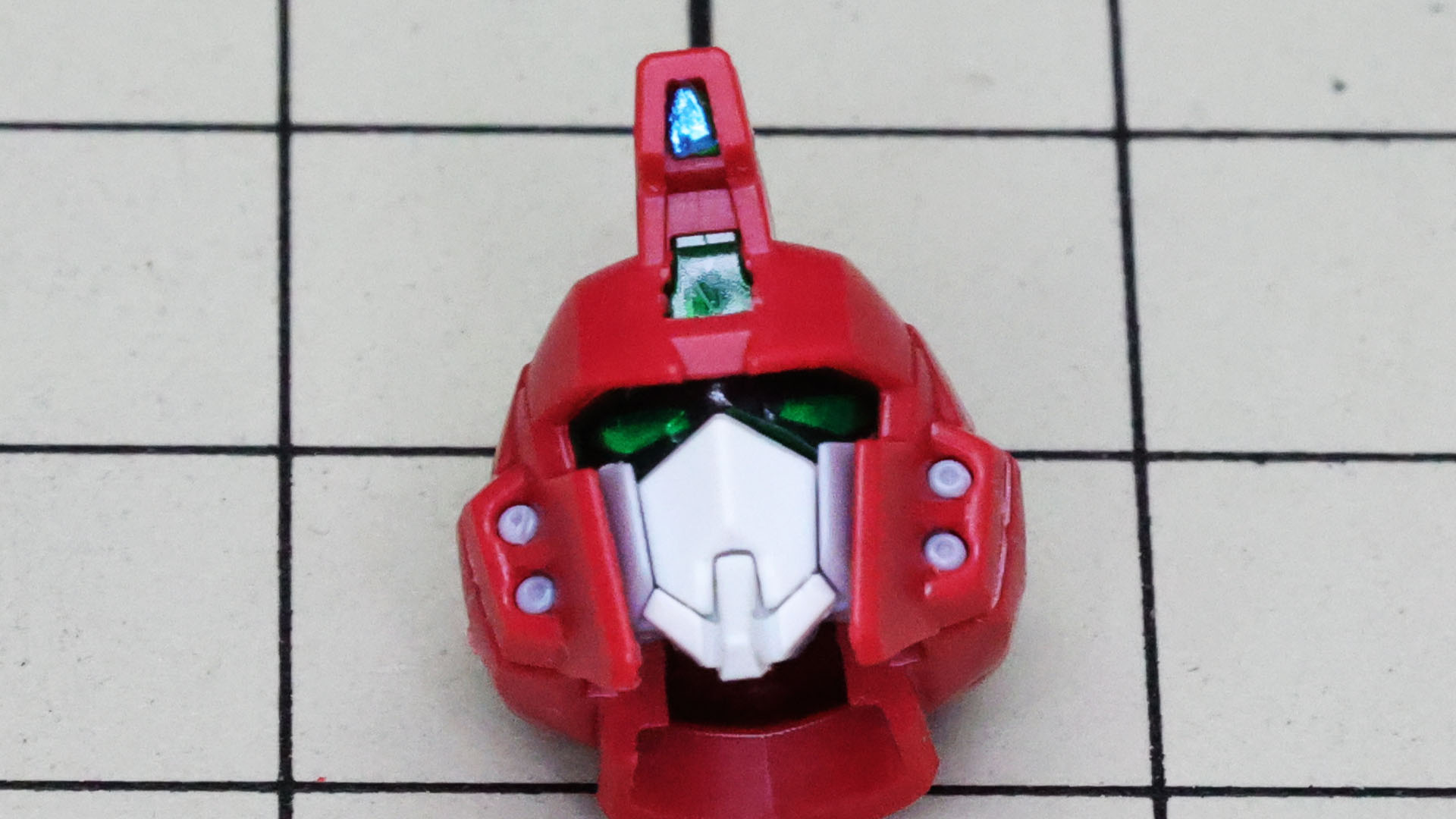 ヘルメット前部でフタします。トサカのセンサーのシールはこの時貼る方がいいですね