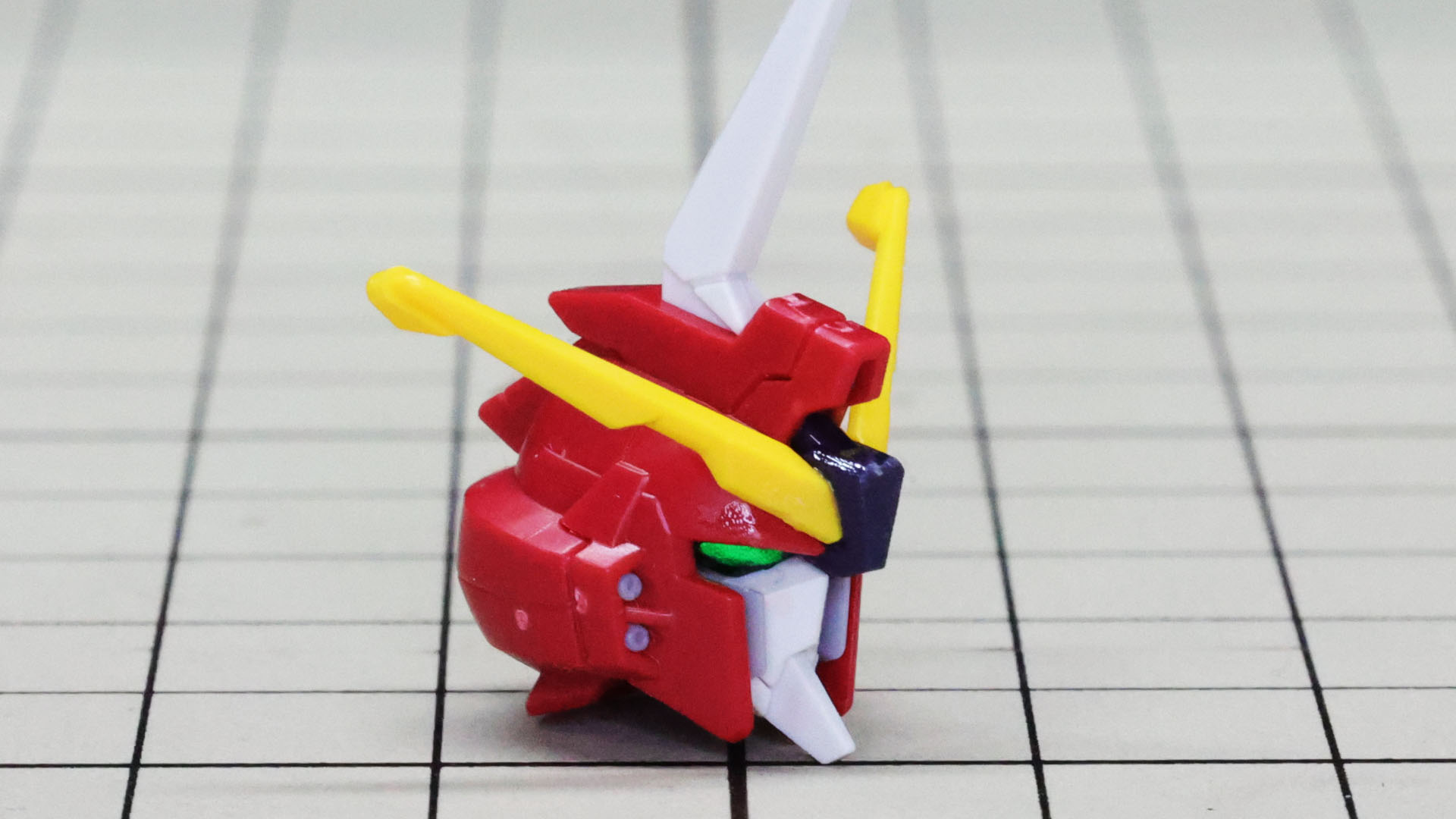 アンテナ基部の黒いパーツは細かいので流し込み系接着剤などで補強する方が安心だと思います