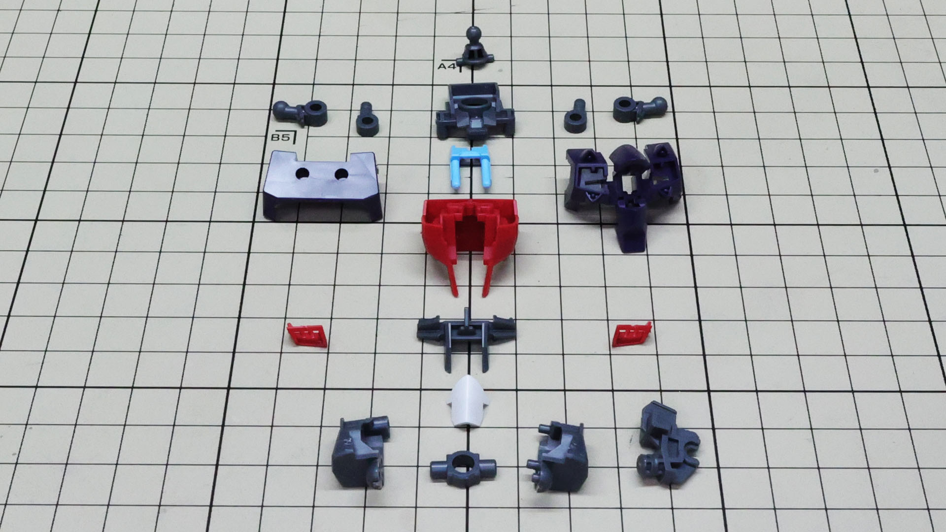 写真上側のメカフレームと関節機構、下側の腹部の太い関節軸に注目