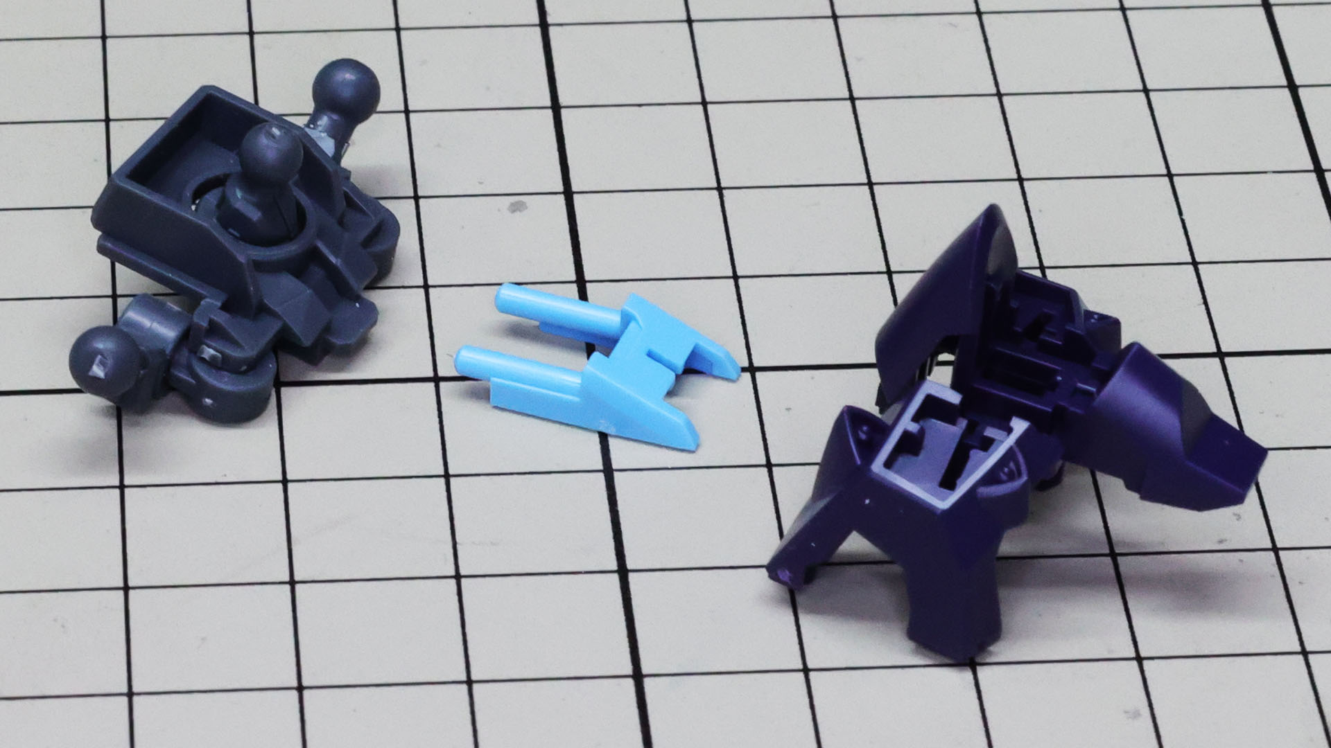 差し色のカラーパーツを挟んで前側装甲を組付けます