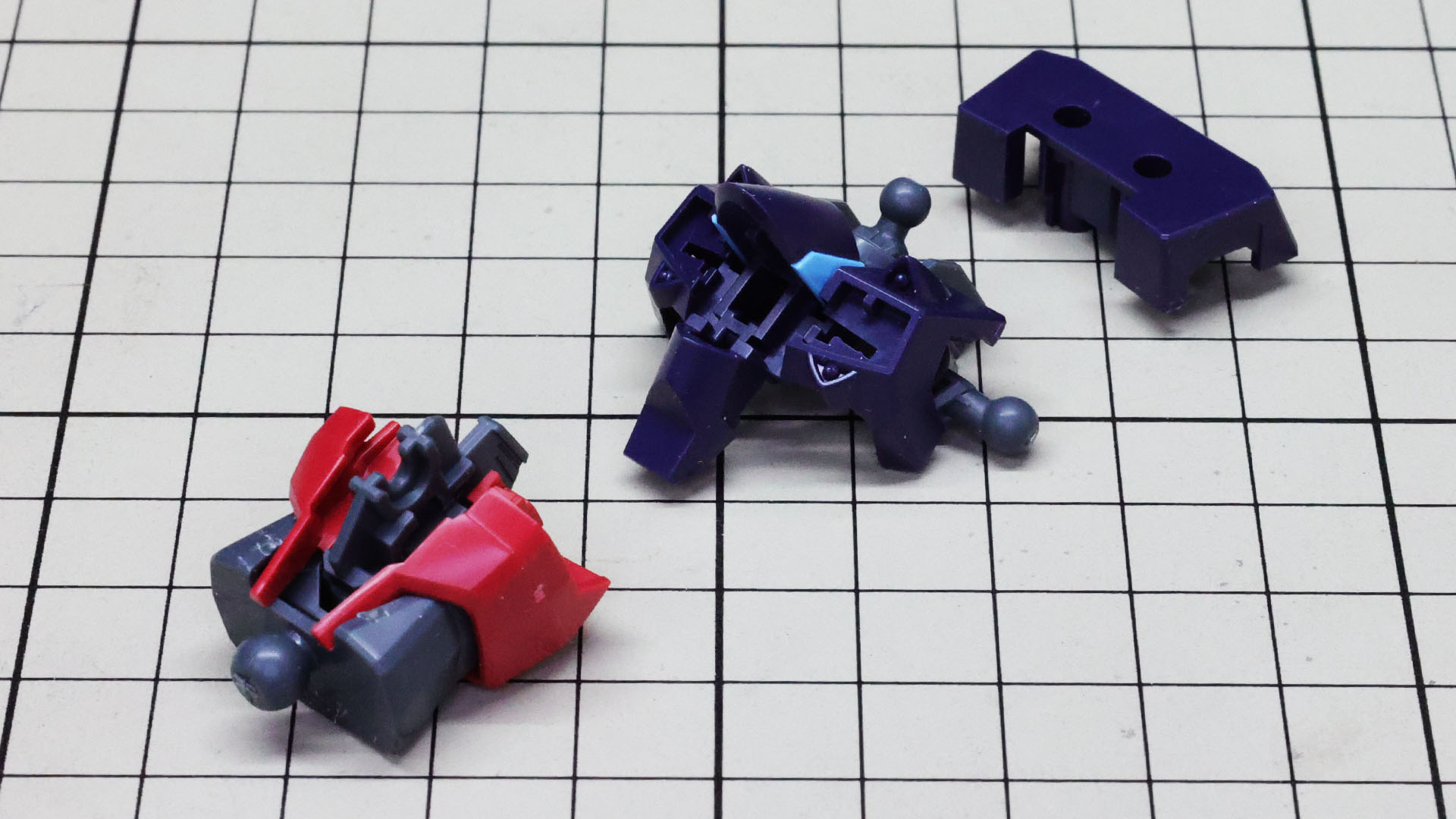 腹部上部の赤い装甲は1ピースでできています。それを上からかぶせて胸部前後装甲で挟んでいきます