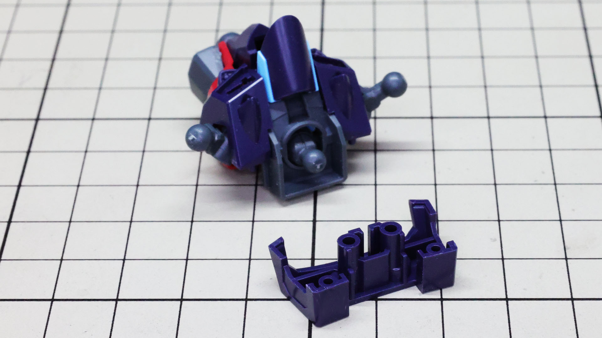 胸部後ろの装甲は肩関節を前よりにしておくと作業がラクです