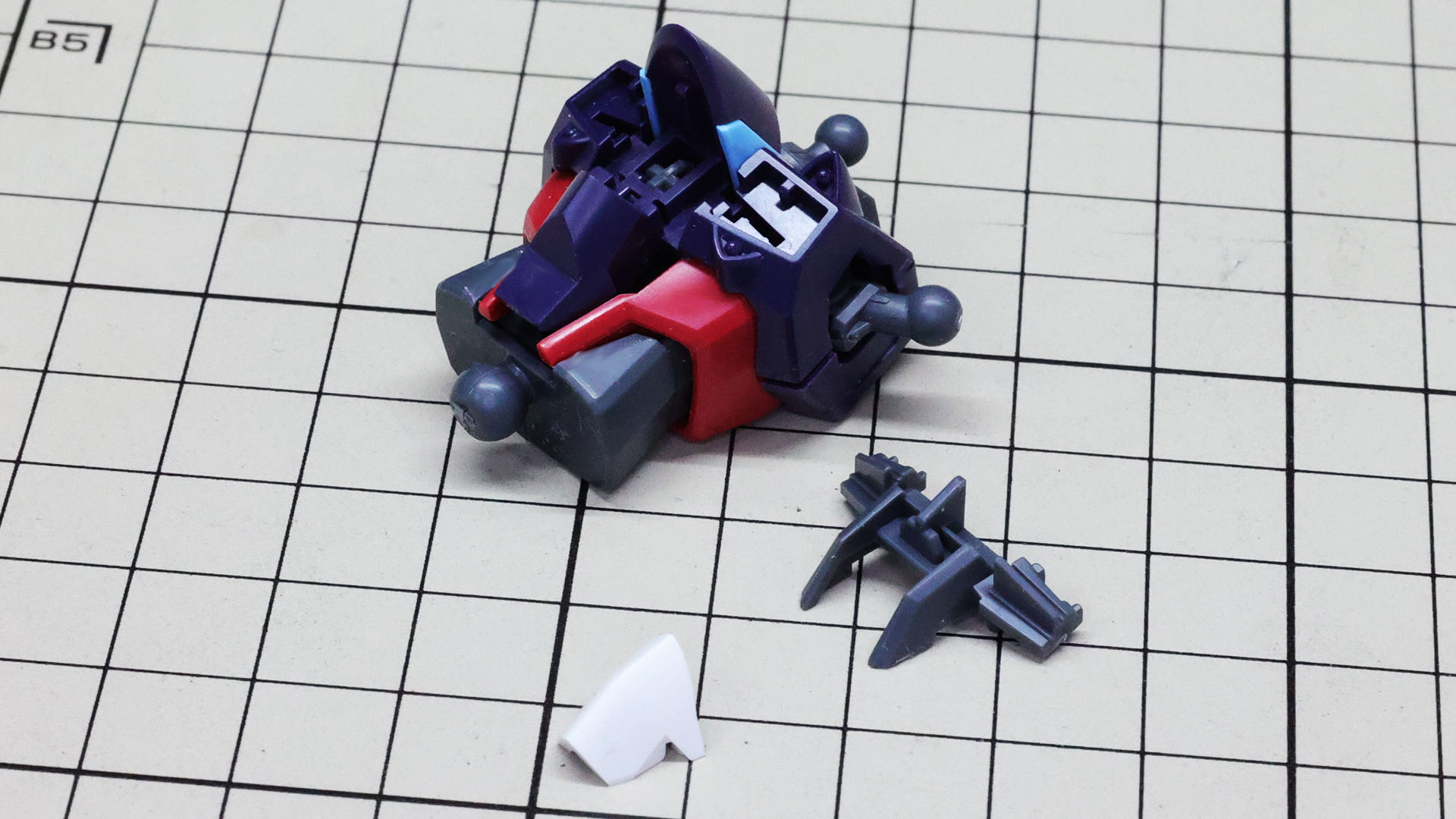 胸部前面のメカフレームを組付けます