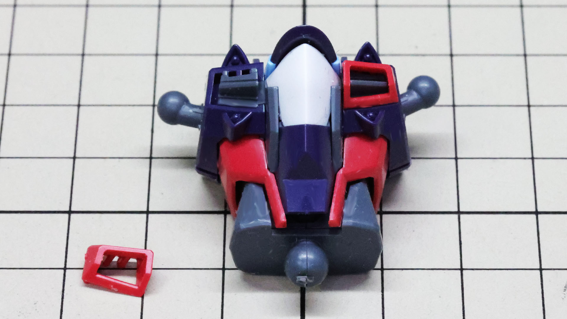 そのメカフレームには左右のダクトモールドのパーツが接続されます