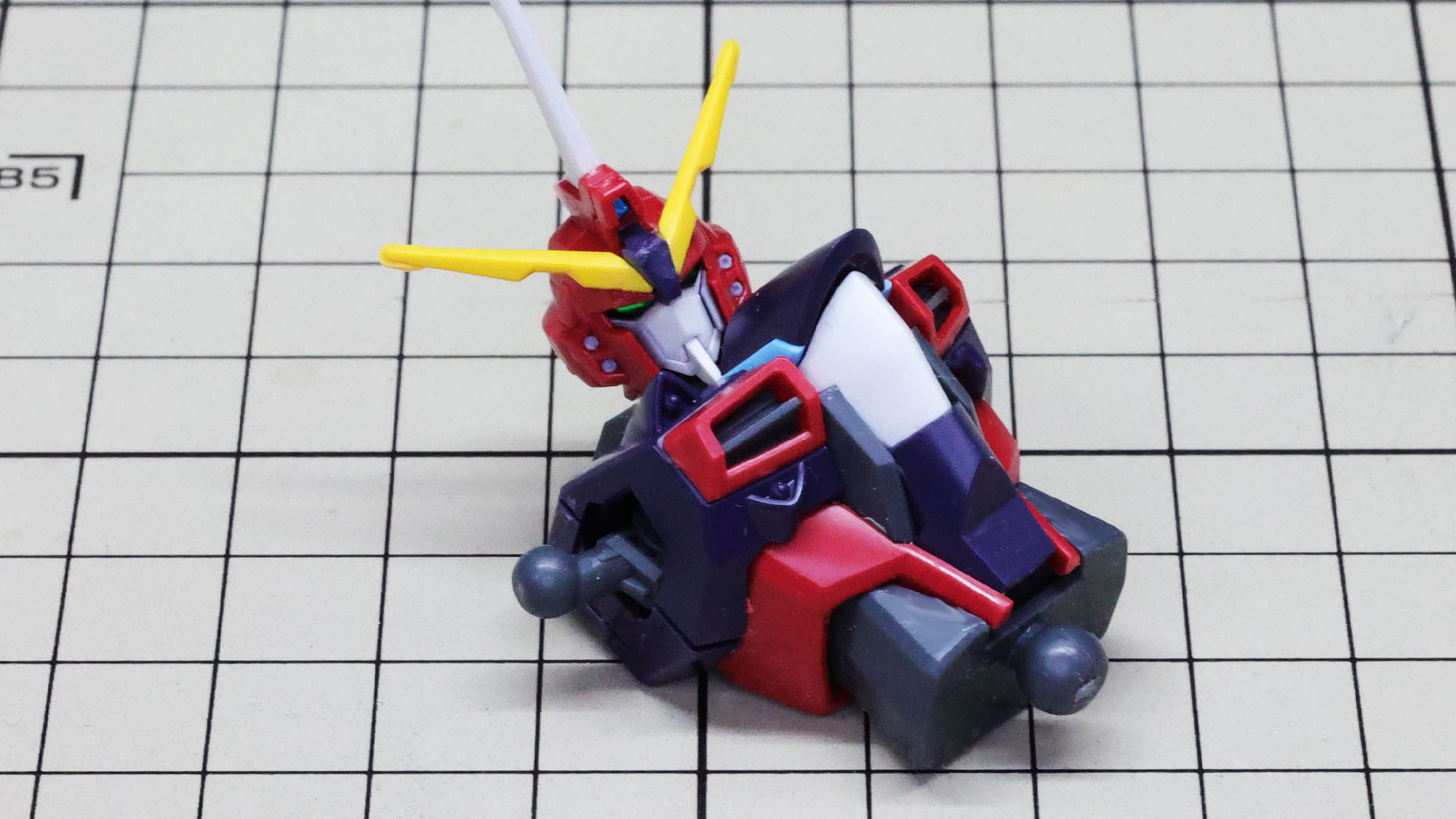 ぐわっと下側を睨みつけることができます