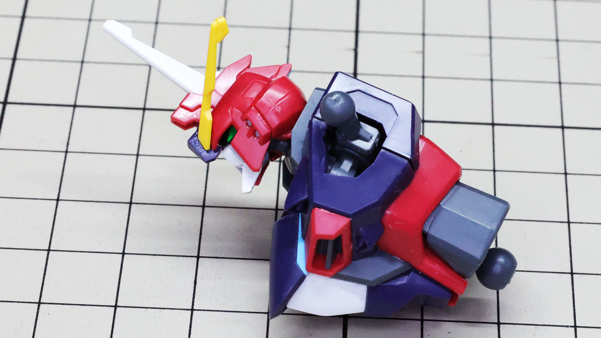 前方を向かせています。シャープな造形です