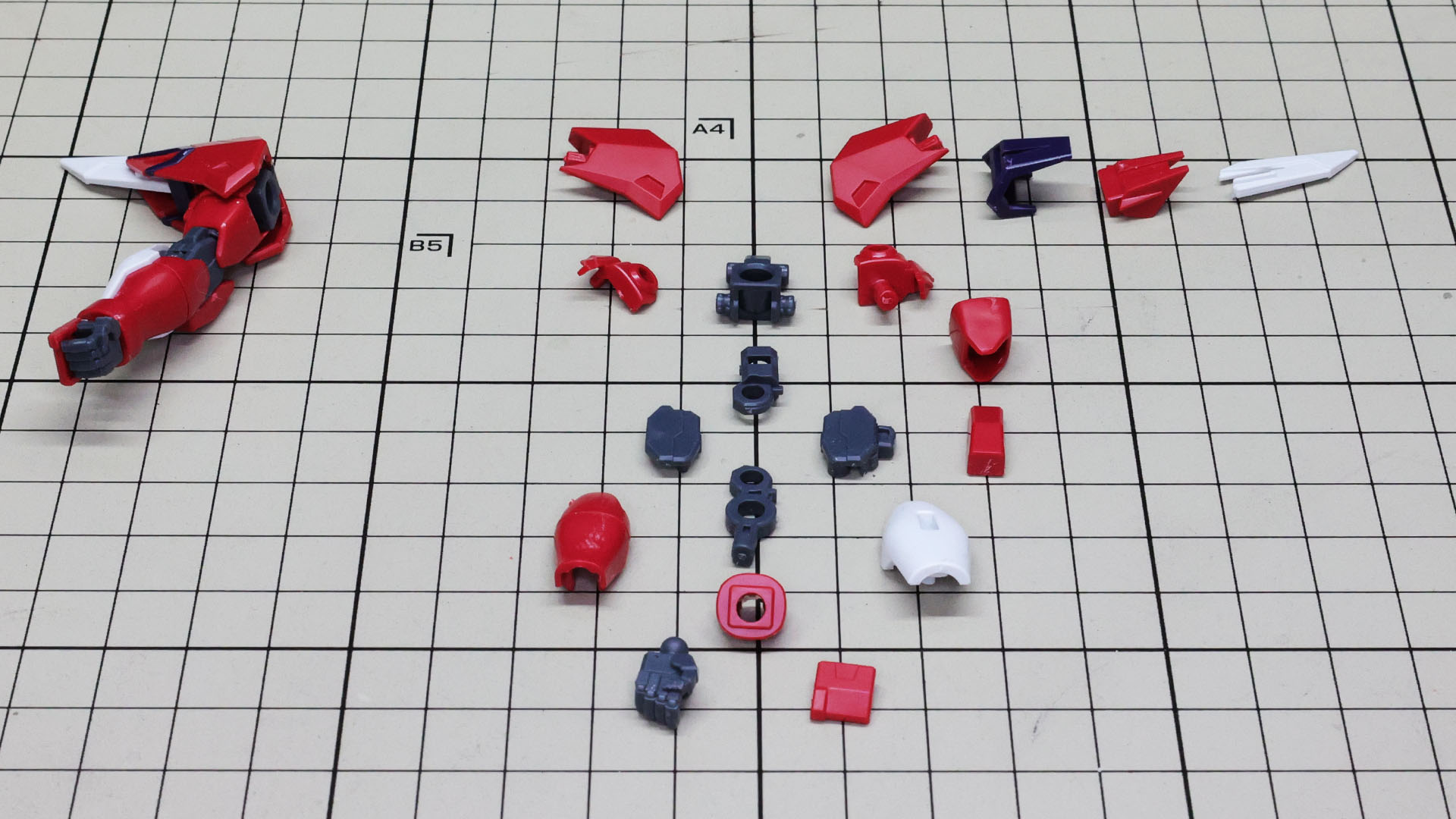 肘の二重関節のメカフレームで可動性能の高さをうかがわせるパーツ構成