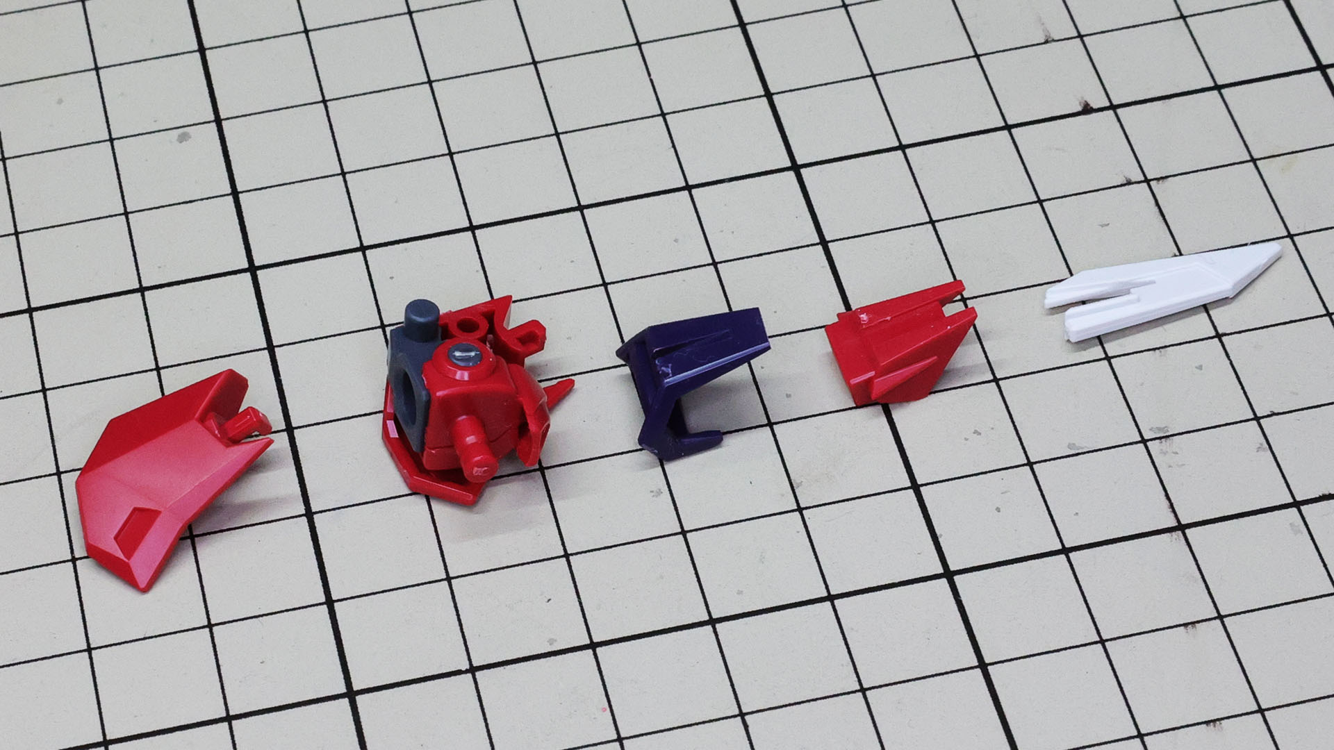 その肩関節を肩アーマー内に組み込み、肩先のカラー分けをパーツで実現します