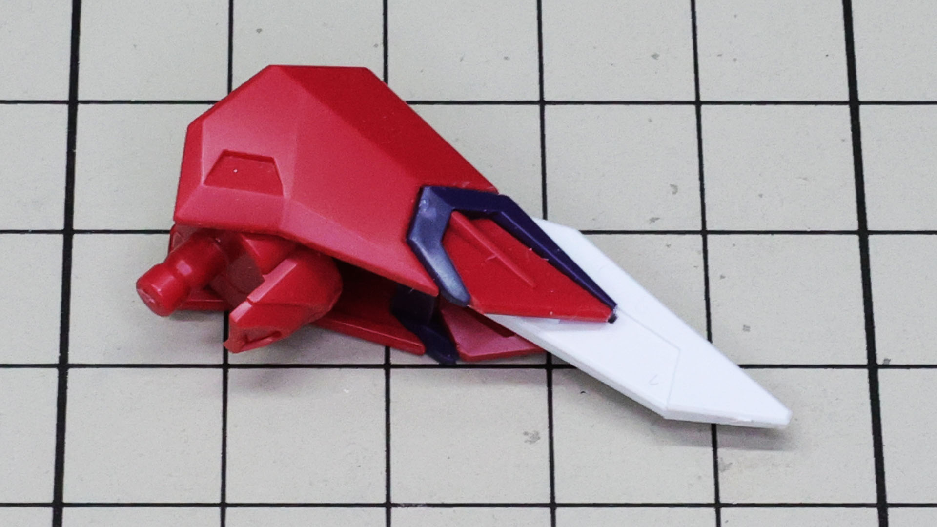 肘関節は蓄積されたガンプラの技術で二重関節を実現しています。肘には装甲が付きます