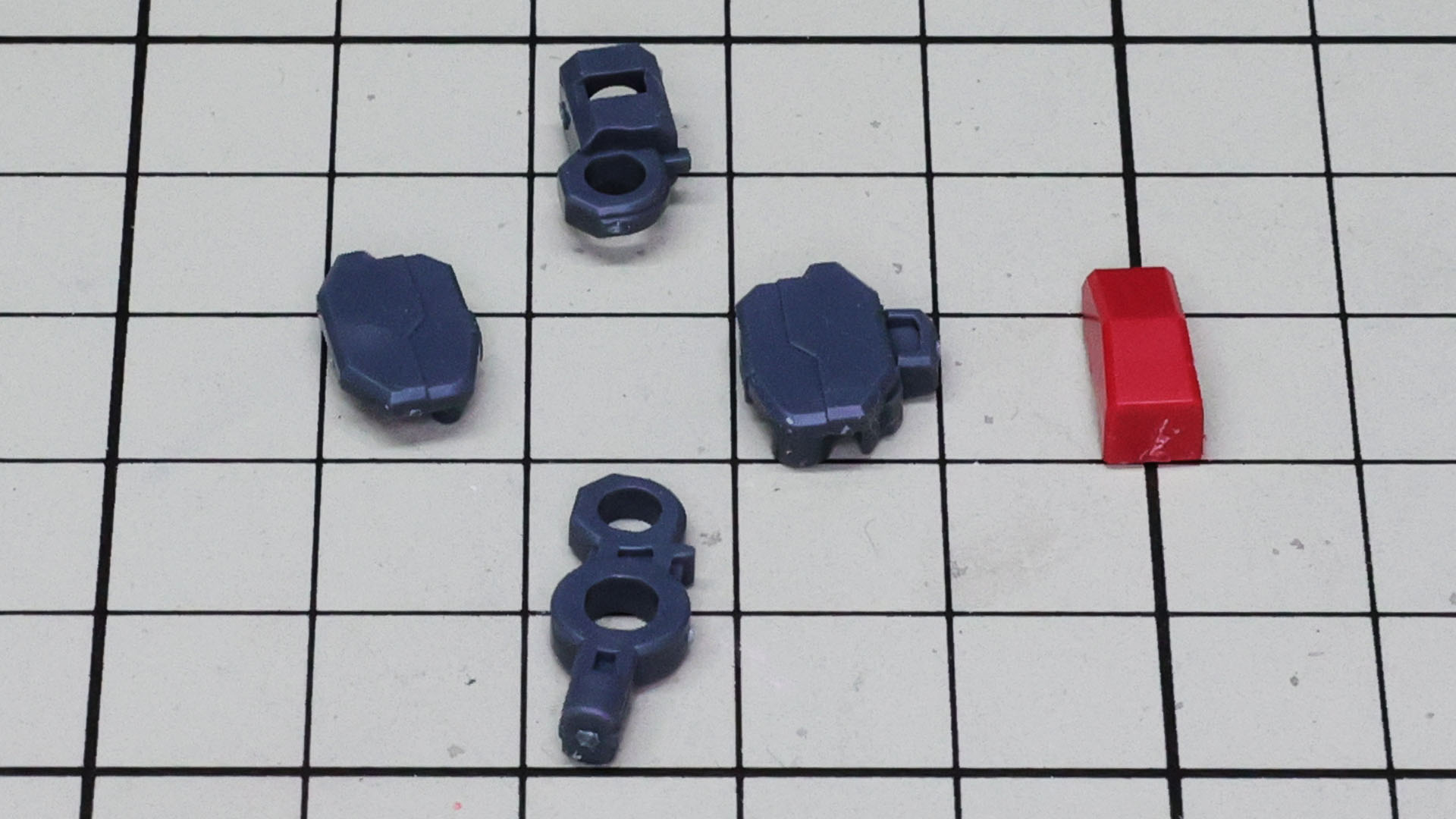 肘関節は蓄積されたガンプラの技術で二重関節を実現しています。肘には装甲が付きます