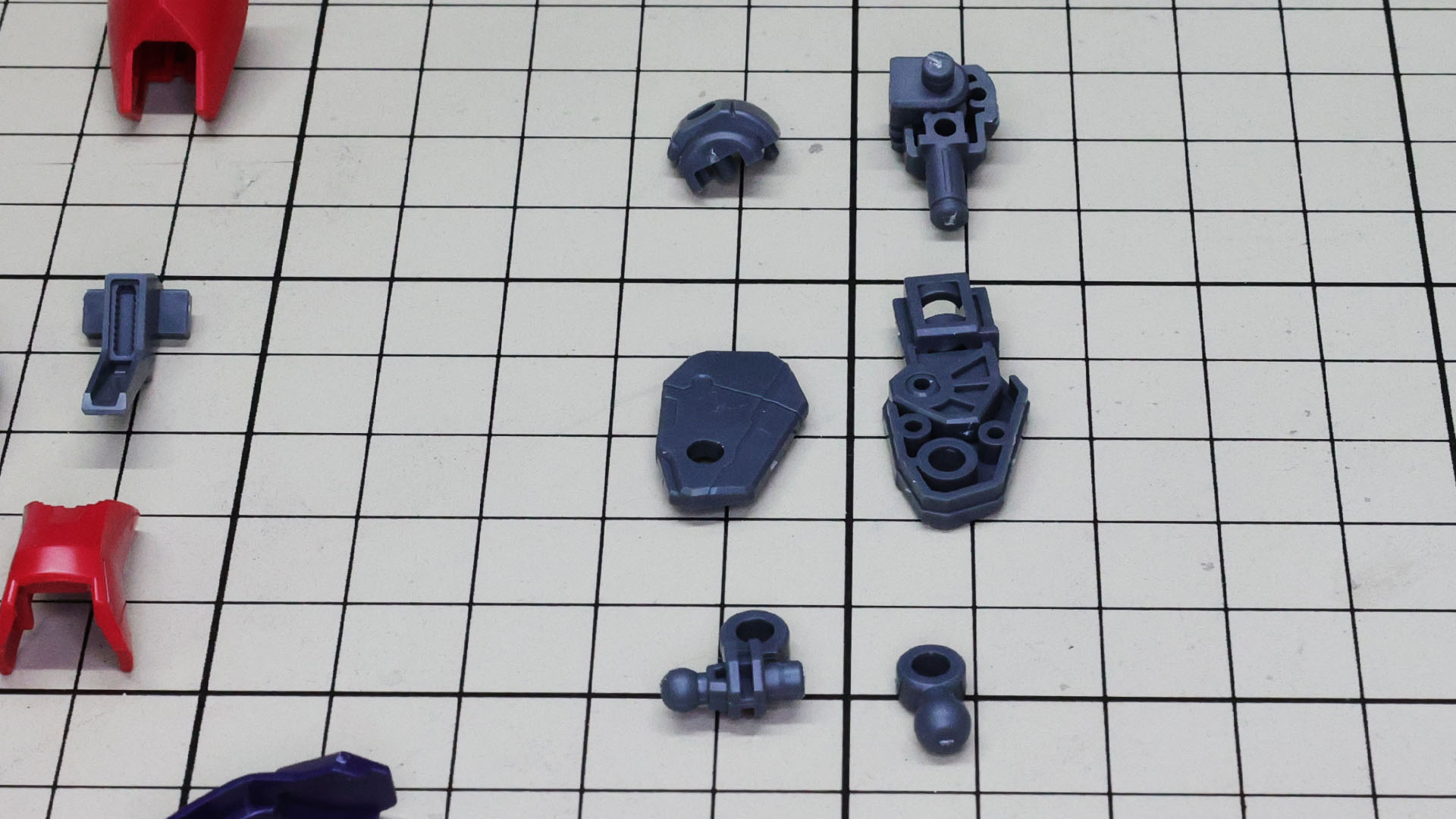 股関節、膝関節、足首関節のメカフレームを組みます。挟み込みと軸接続でむずかしくはありません