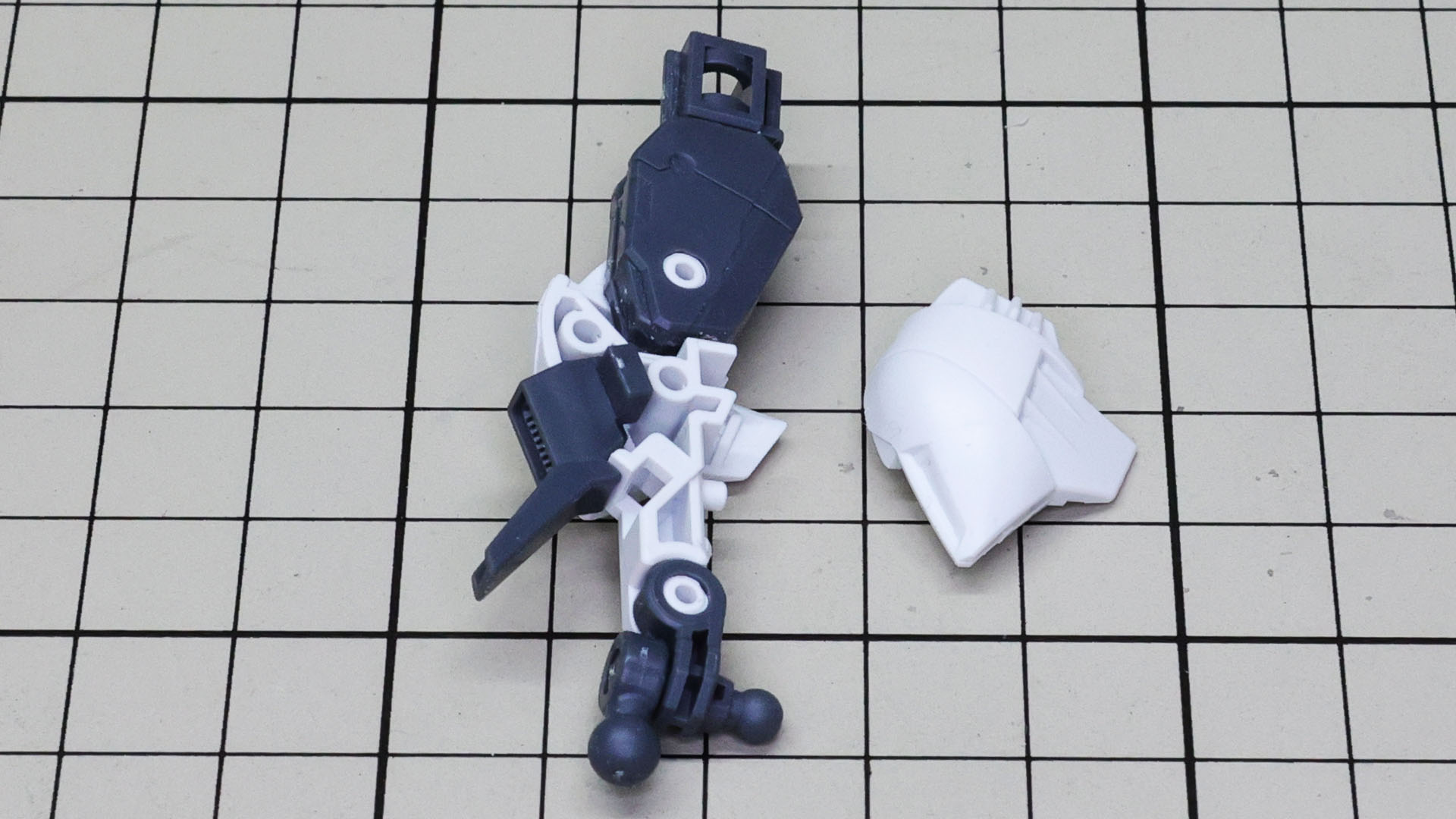 脛下にメカフレームを組み込むと、そこの軸が追加されてさらに曲げられるようになります