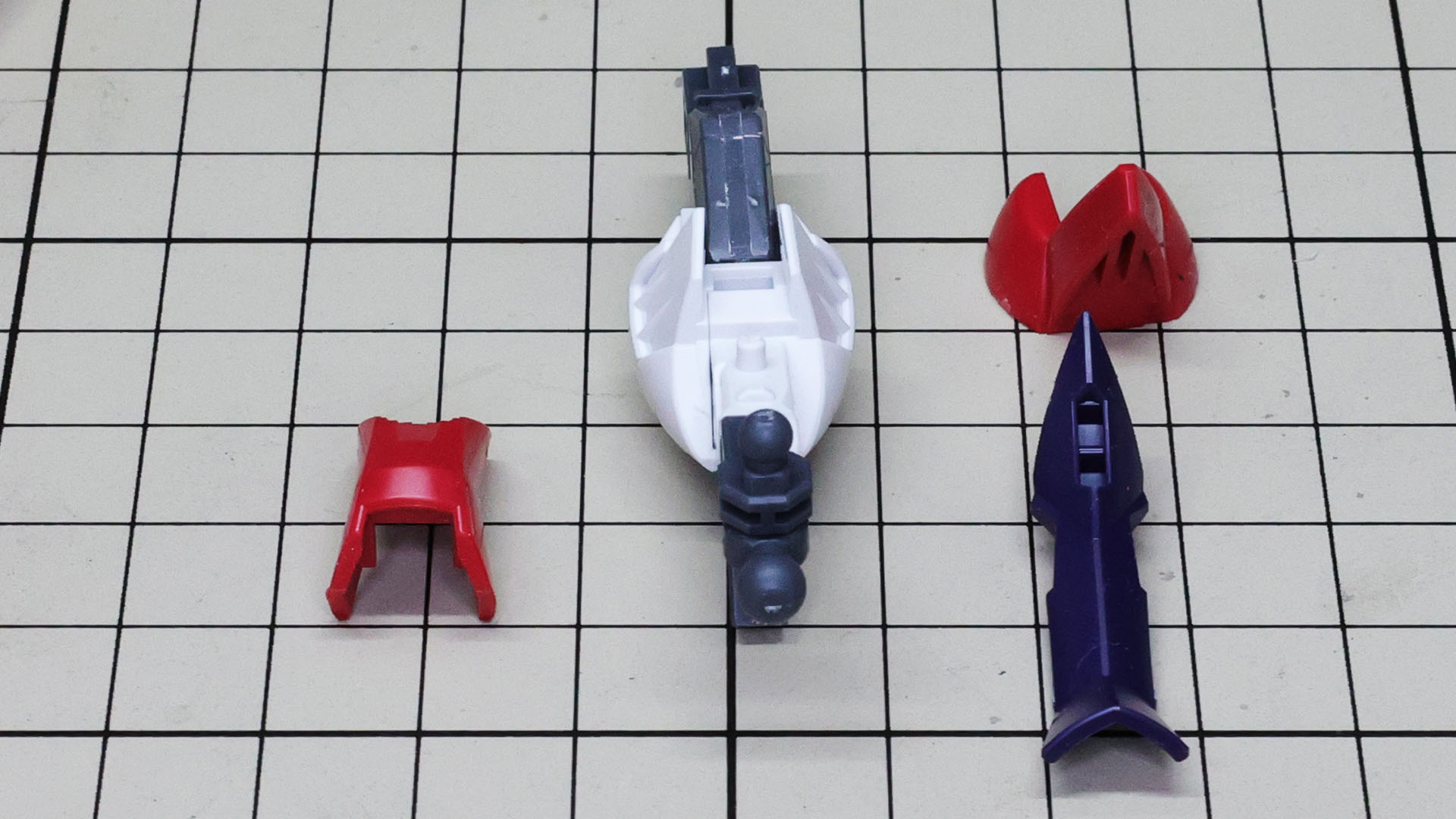 カラーを実現するための巧みなパーツ割りがされています