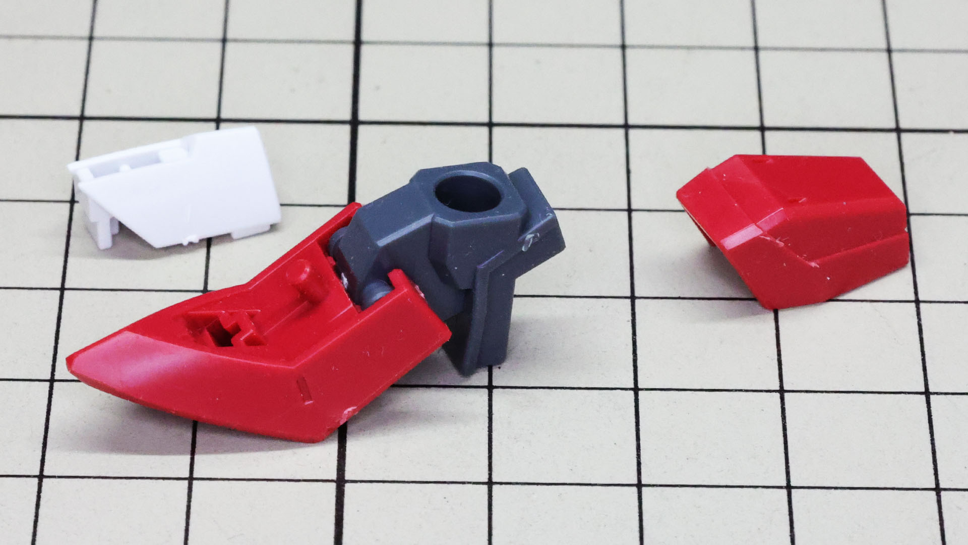 ソールはメカフレームをコアに前後の装甲パーツで実現されます