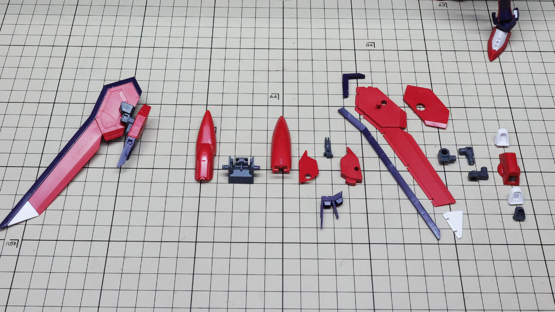 左側が完成したものです。中央にノーズコーン、右側がパーツ群です