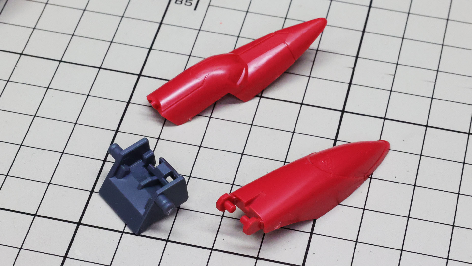 ノーズコーンは回転可動する基部を持ち、ここでイモータルジャスティスガンダム本体との接続を行います