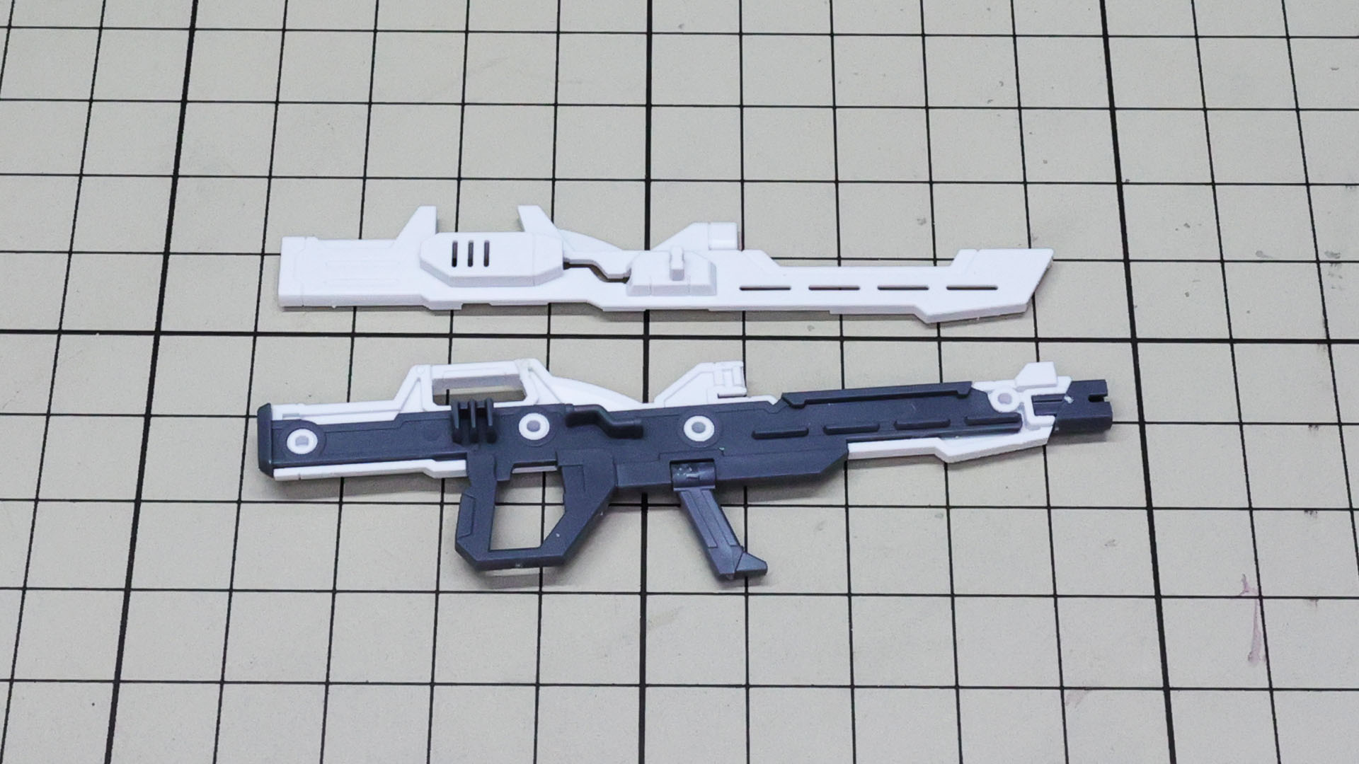 ビームライフルは銃身のメカフレームを組み込んで外装をかぶせます