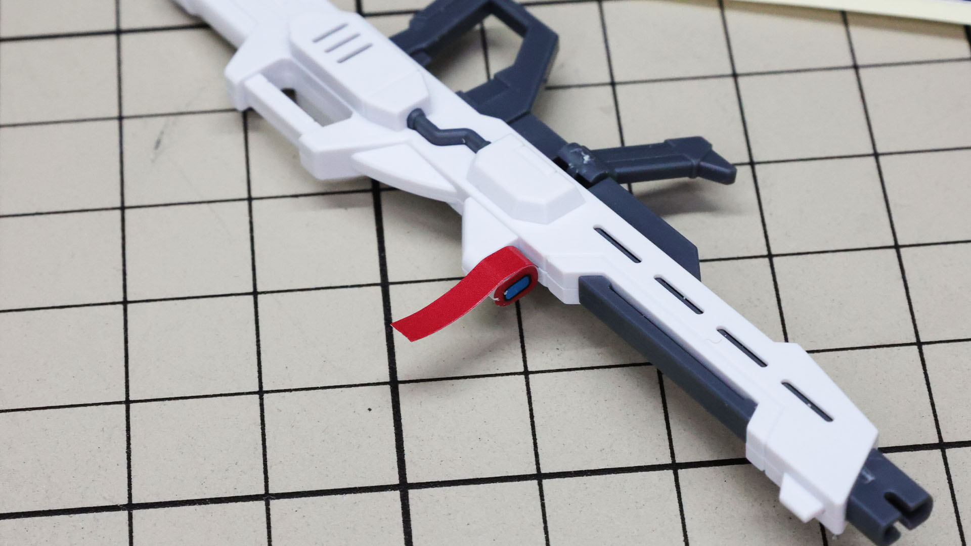 イモータルジャスティスガンダムのビームライフルは赤い差し色となります