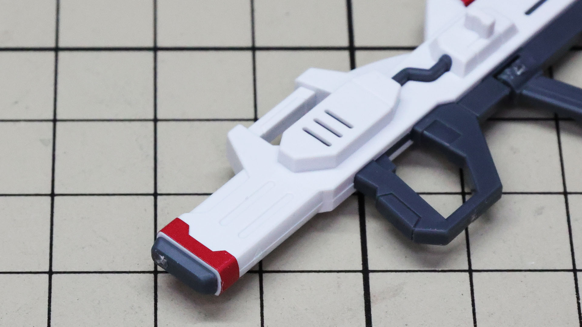 ビームライフルの後端の赤はシールによる再現です